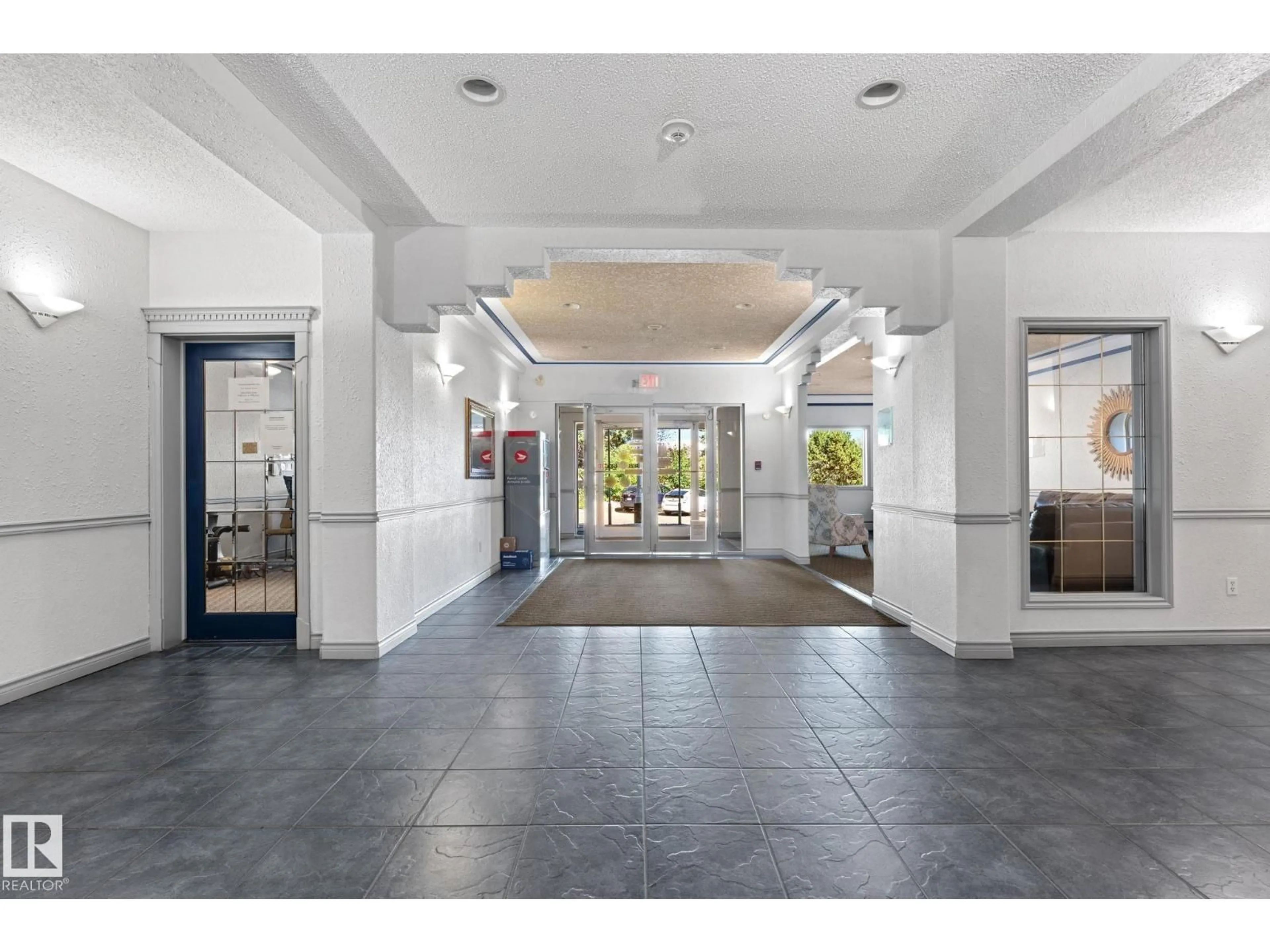 Indoor foyer for 225 10511 42 AV NW, Edmonton Alberta T6J7G8