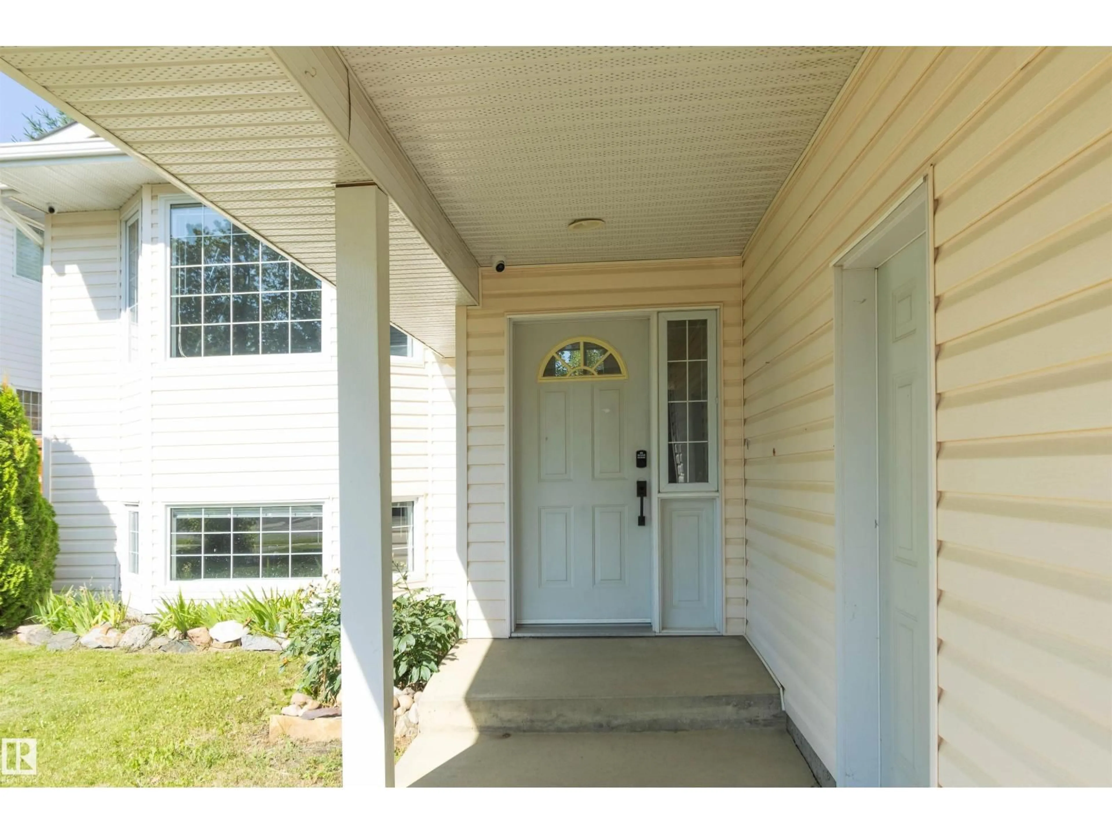 Indoor entryway for 272 BUSSIERES DR, Fort McMurray Alberta T9K1T3