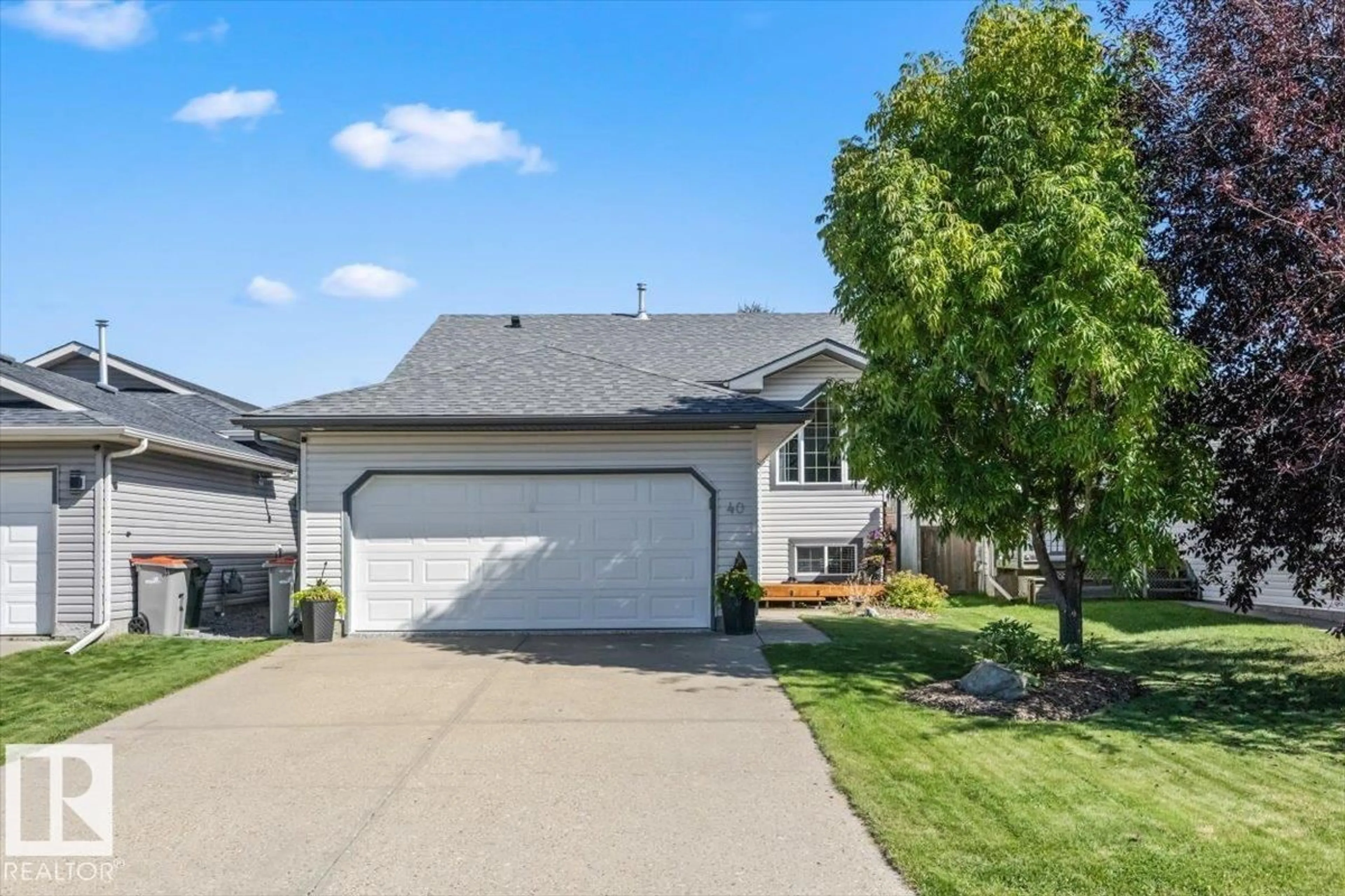 Home with vinyl exterior material, street for 40 HAMPTON PL, Stony Plain Alberta T7Z2K7