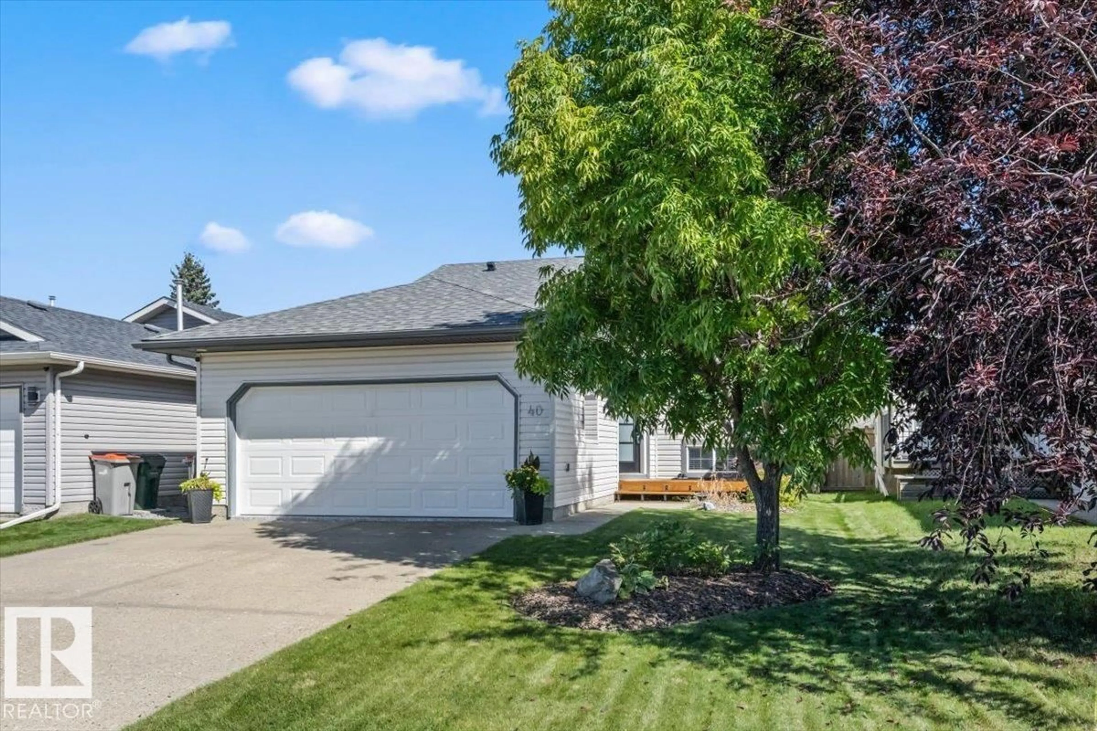 Home with vinyl exterior material, street for 40 HAMPTON PL, Stony Plain Alberta T7Z2K7