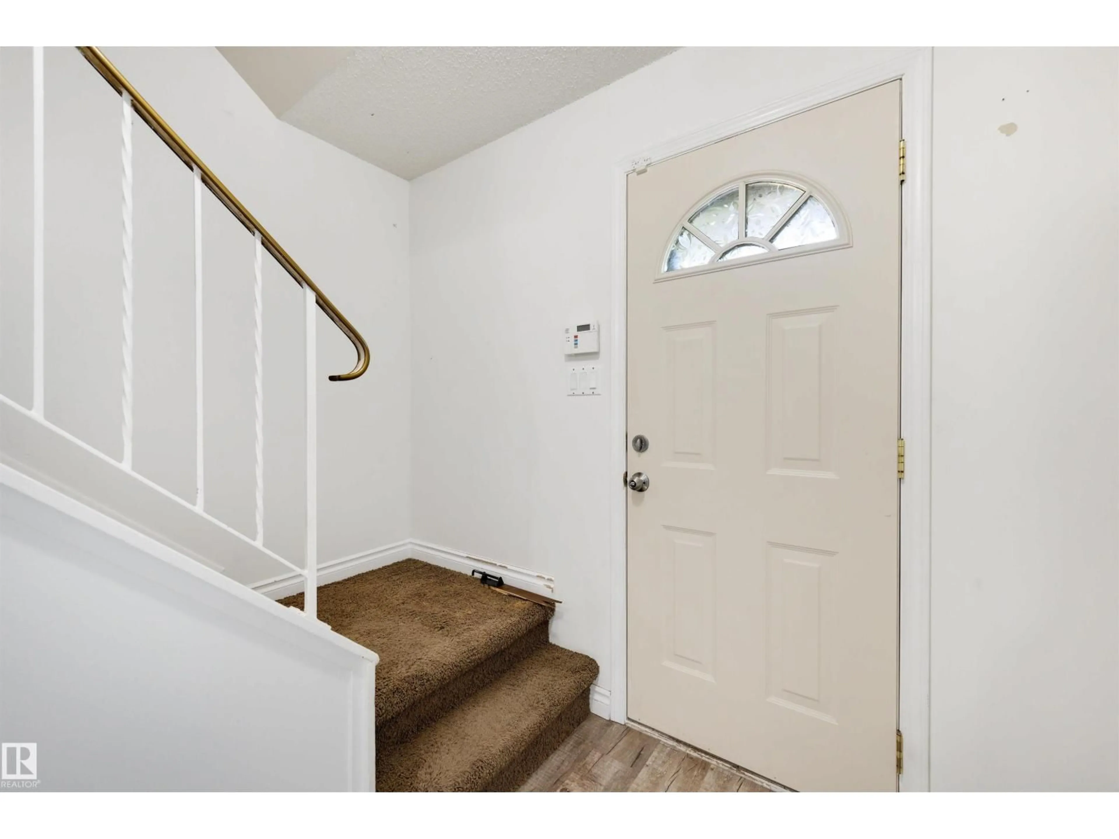 Indoor entryway for 303 PRIMROSE GARDENS GD, Edmonton Alberta T5T0R1