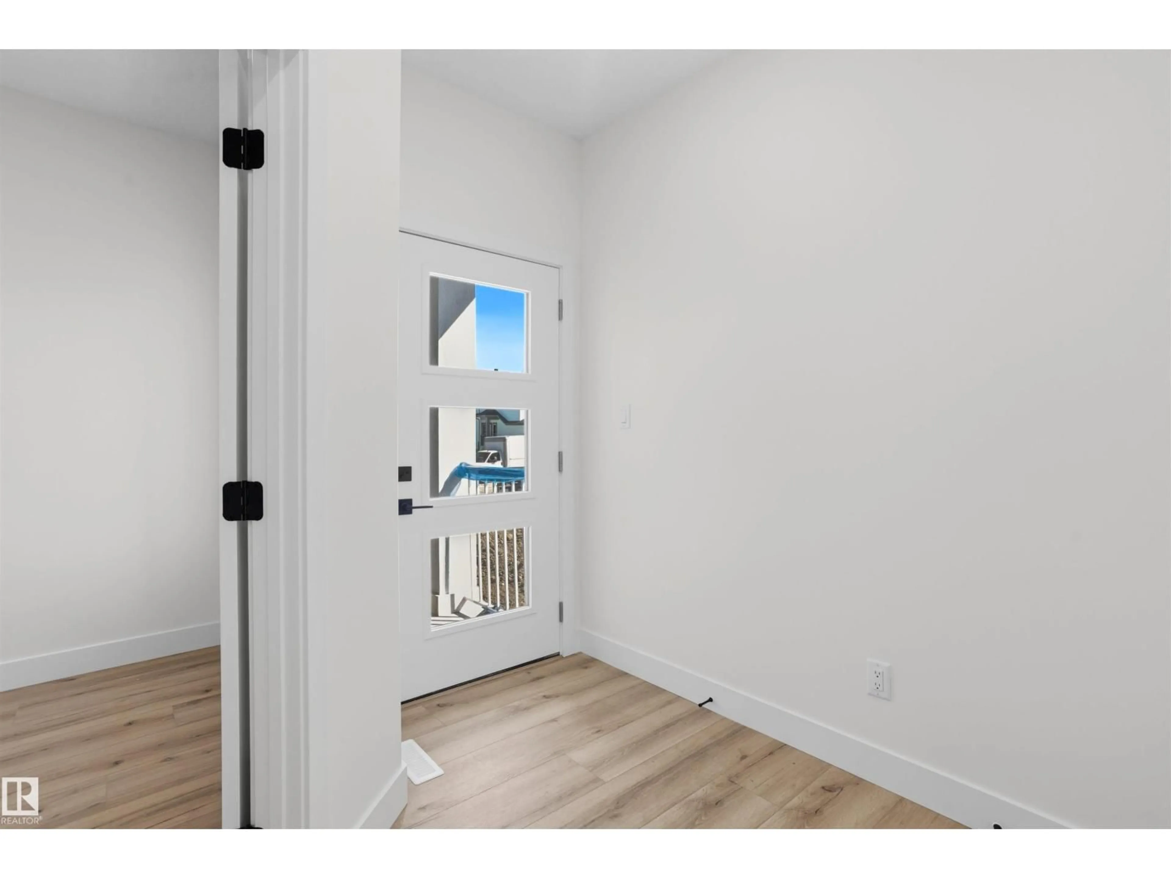 Indoor entryway for 402 MUNN, Leduc Alberta T9E0J9