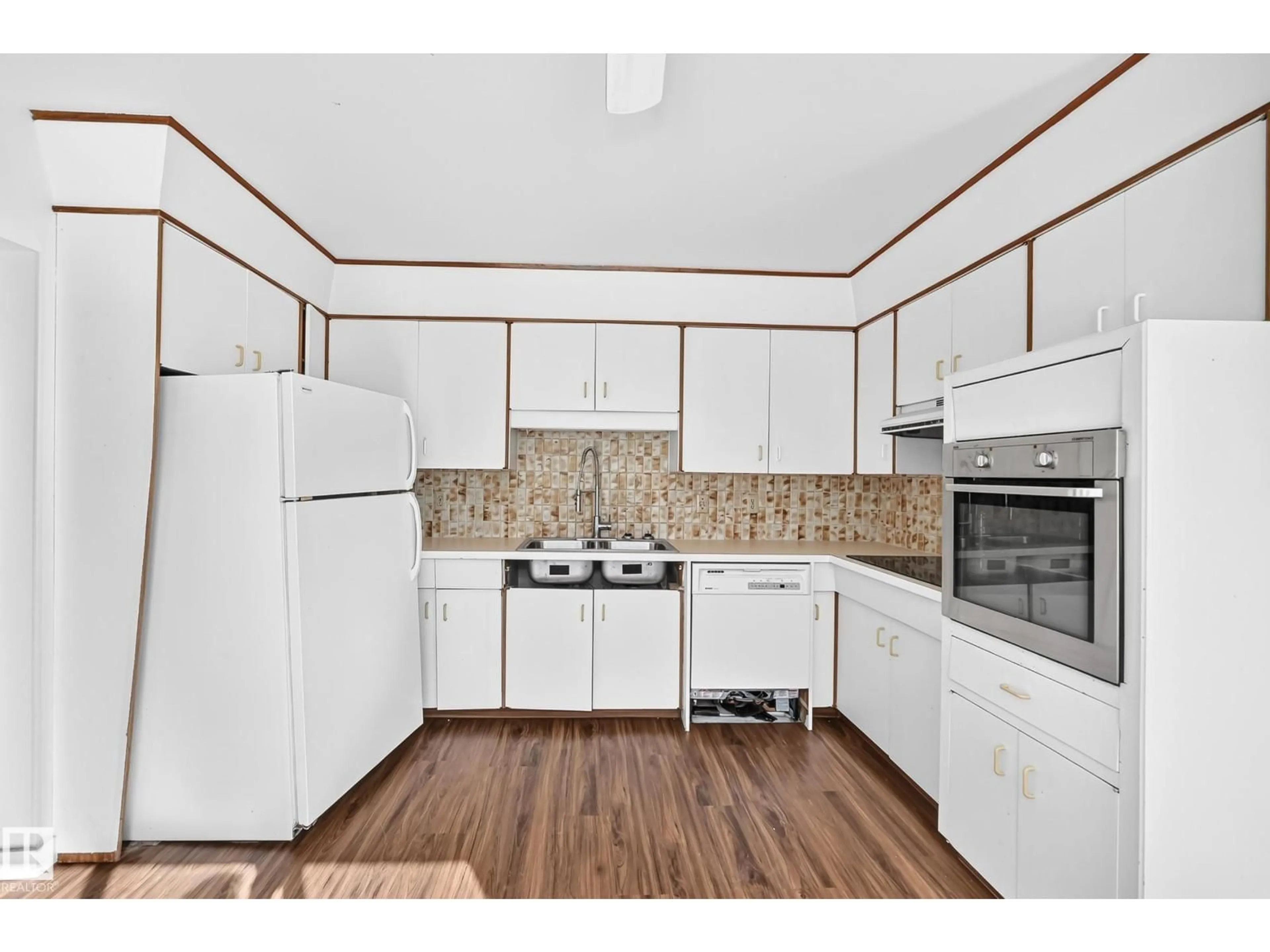 Standard kitchen, unknown for NW - 4008 124 ST, Edmonton Alberta T6J1Z9