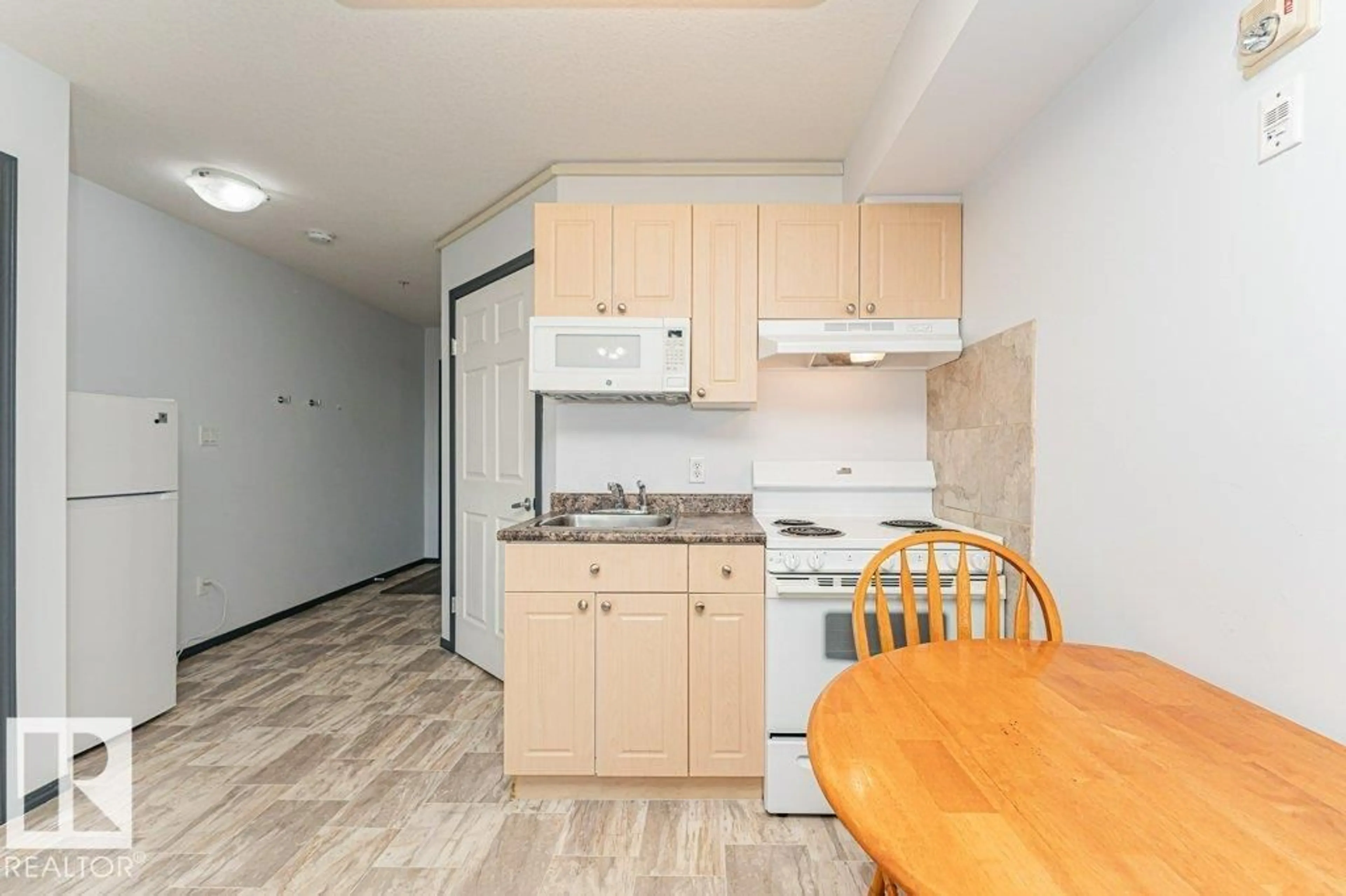 Standard kitchen, wood/laminate floor for 8802 - 229 SOUTHFORT DR, Fort Saskatchewan Alberta T8L4R6
