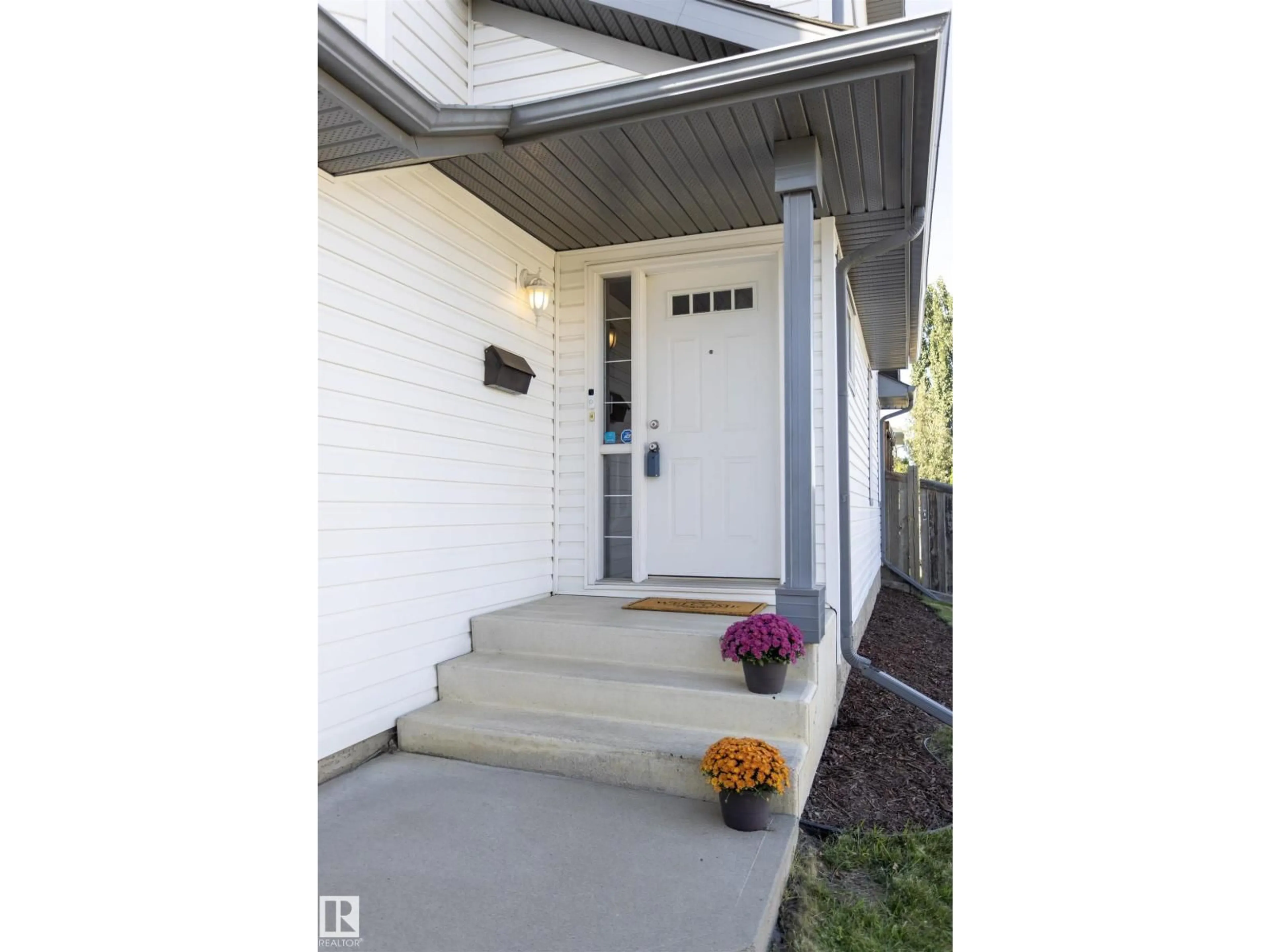 Indoor entryway for 3575 MCLEAN CR, Edmonton Alberta T6W1M4