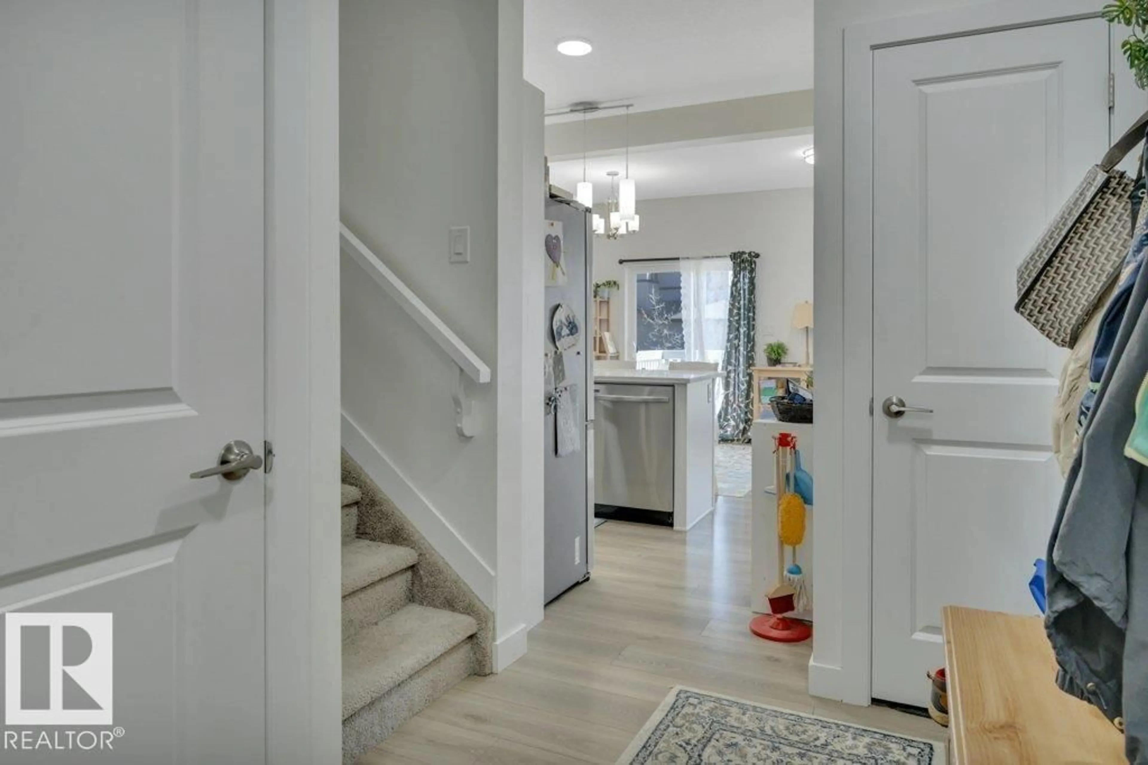 Indoor entryway for 603 ORCHARDS BV, Edmonton Alberta T6X2W8