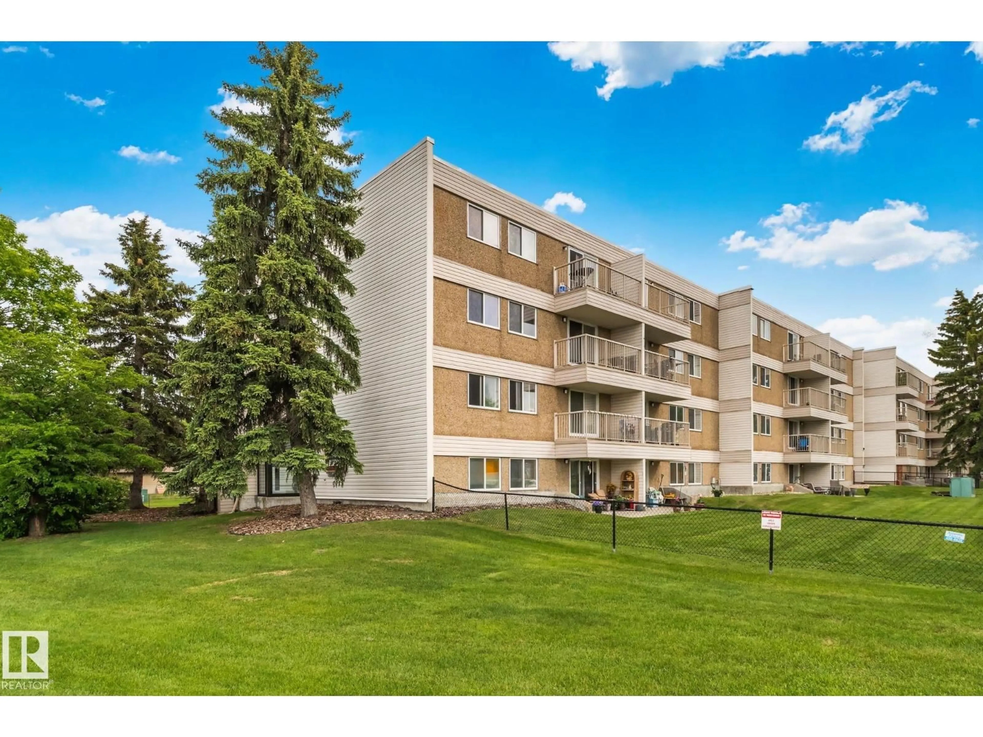 Patio, unknown for #111 - 4608 52 AV, Stony Plain Alberta T7Z1N7