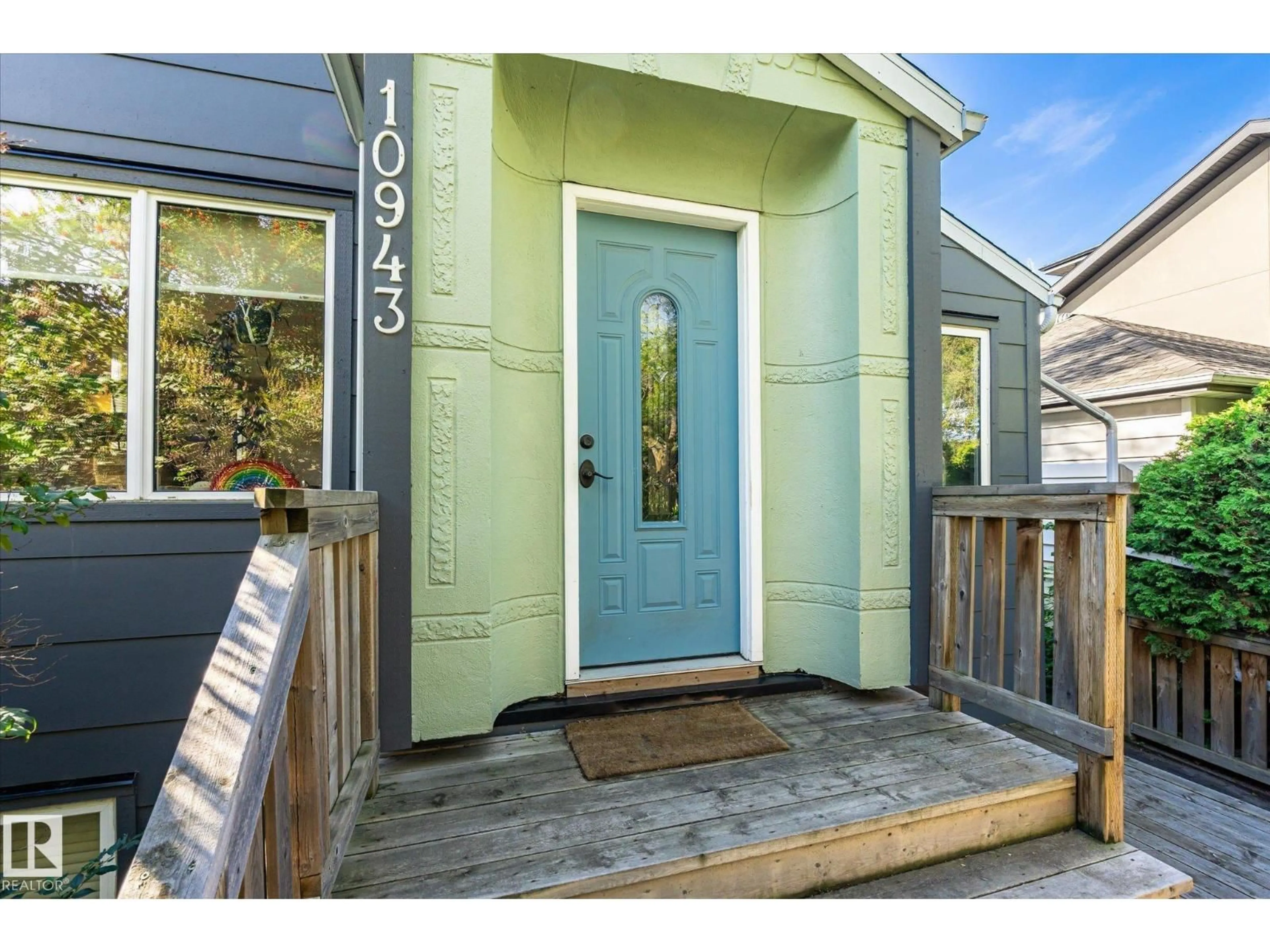 Indoor entryway for 10943 72 AV, Edmonton Alberta T6G0B1