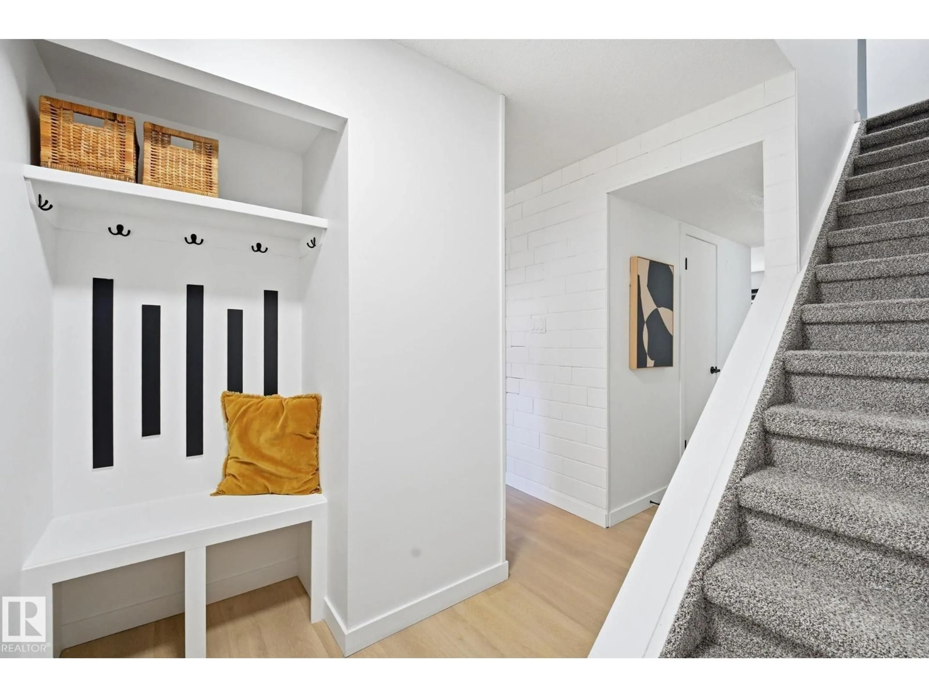 Indoor entryway for NW - 21 LAKEWOOD VG, Edmonton Alberta T6K2B3