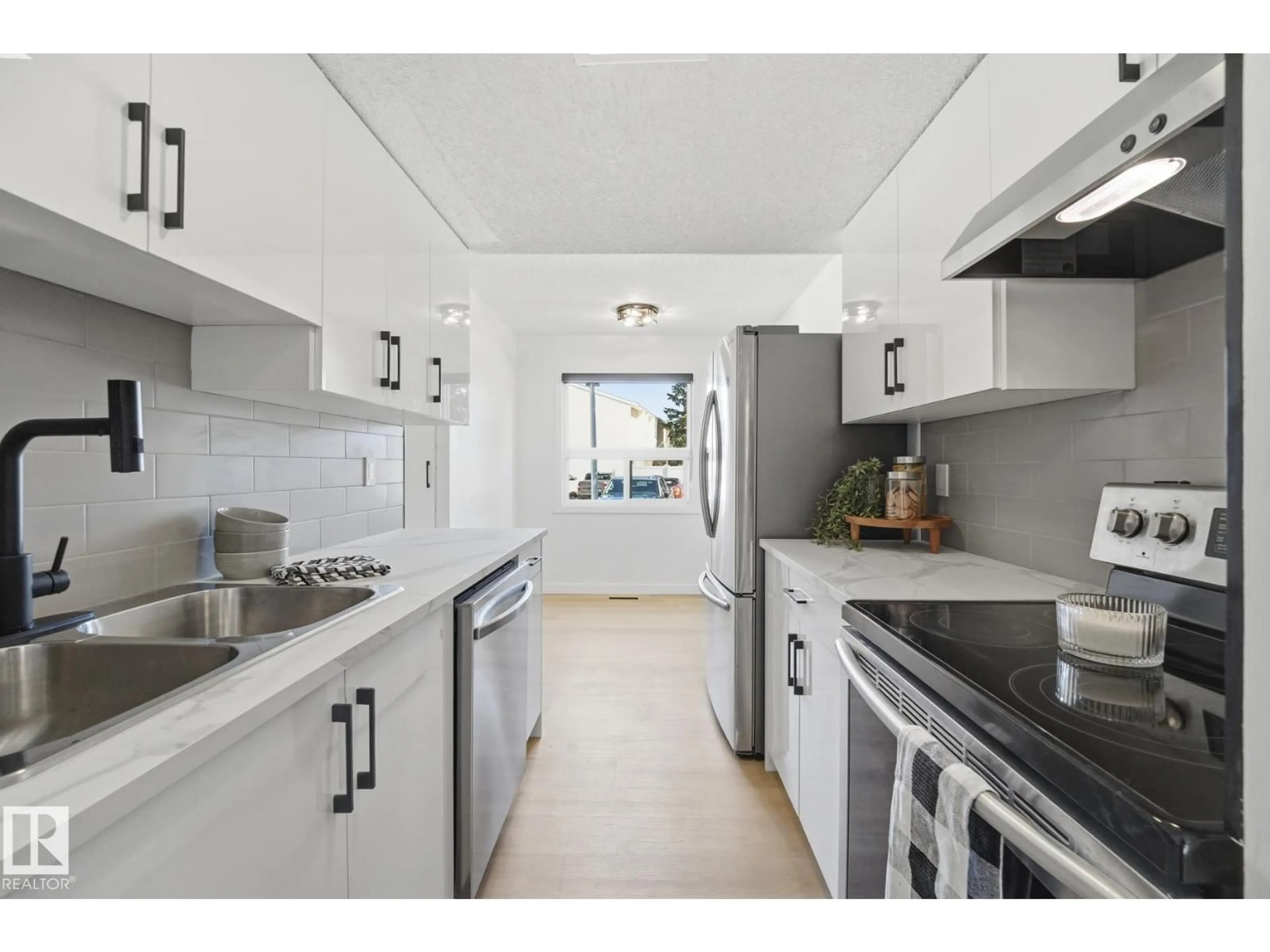Standard kitchen, ceramic/tile floor for NW - 21 LAKEWOOD VG, Edmonton Alberta T6K2B3