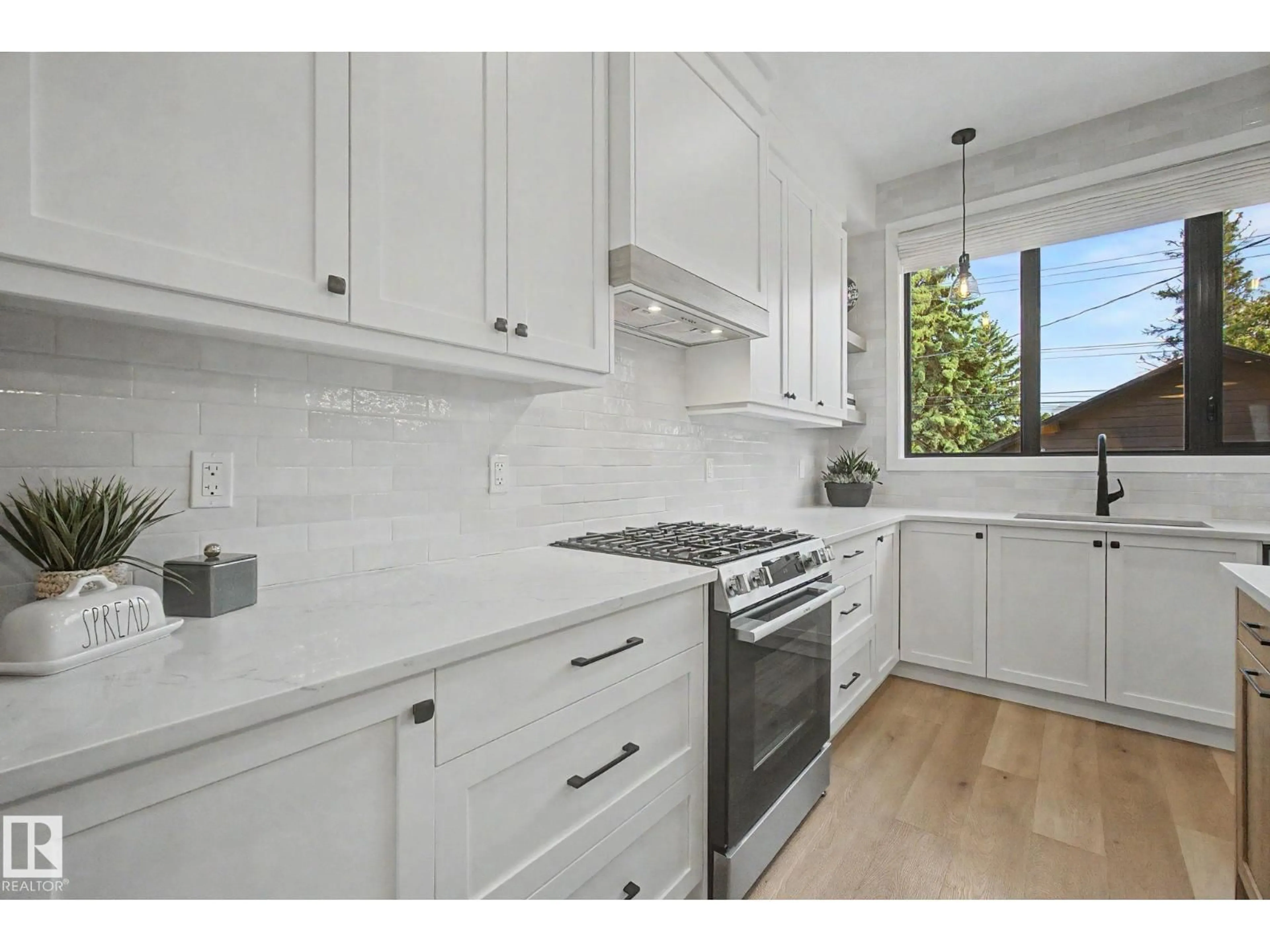 Standard kitchen, ceramic/tile floor for 14711 88 AV, Edmonton Alberta T5R4J9