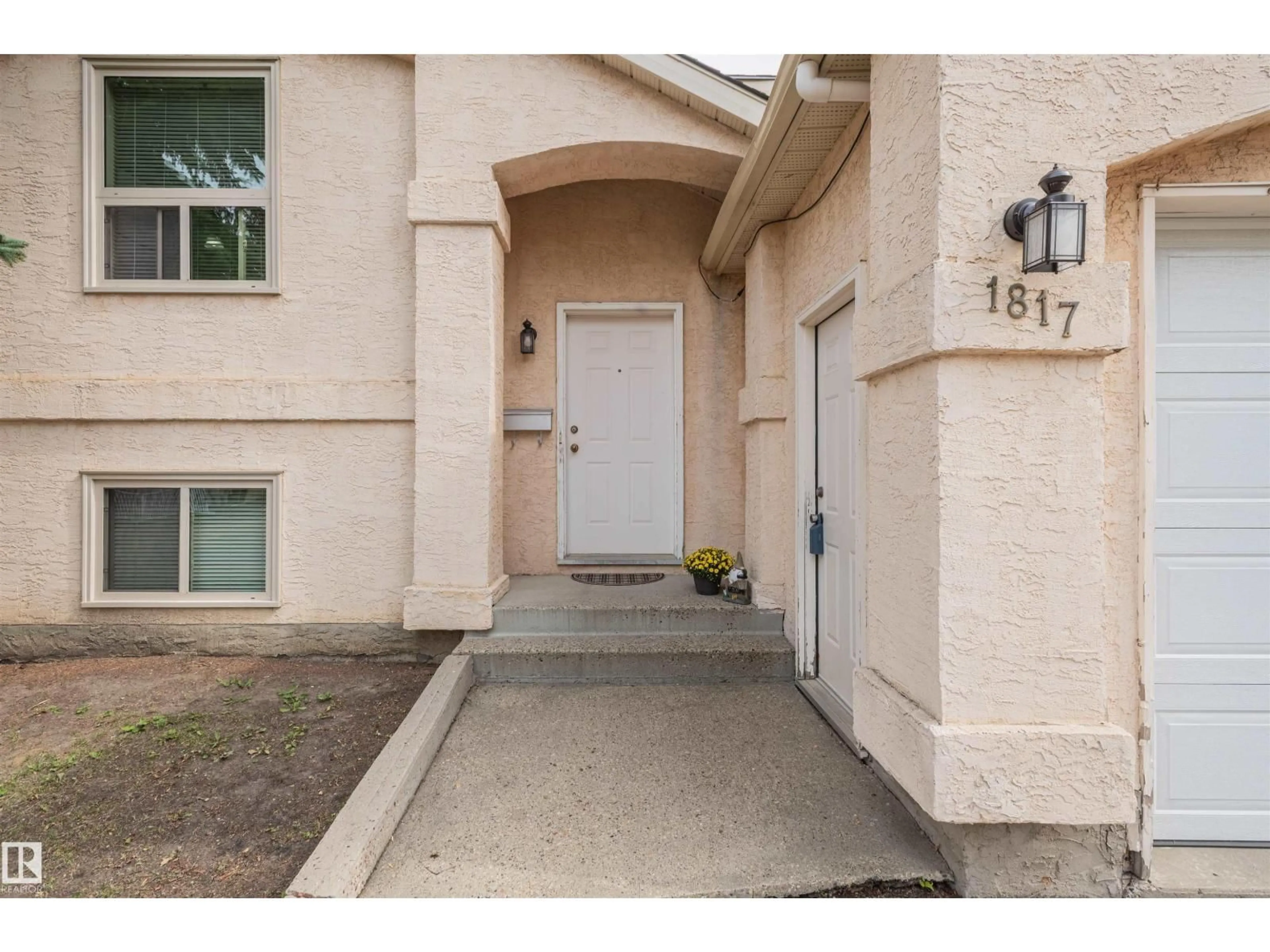 Indoor entryway for 1817 MILL WOODS RD E, Edmonton Alberta T6L6K2
