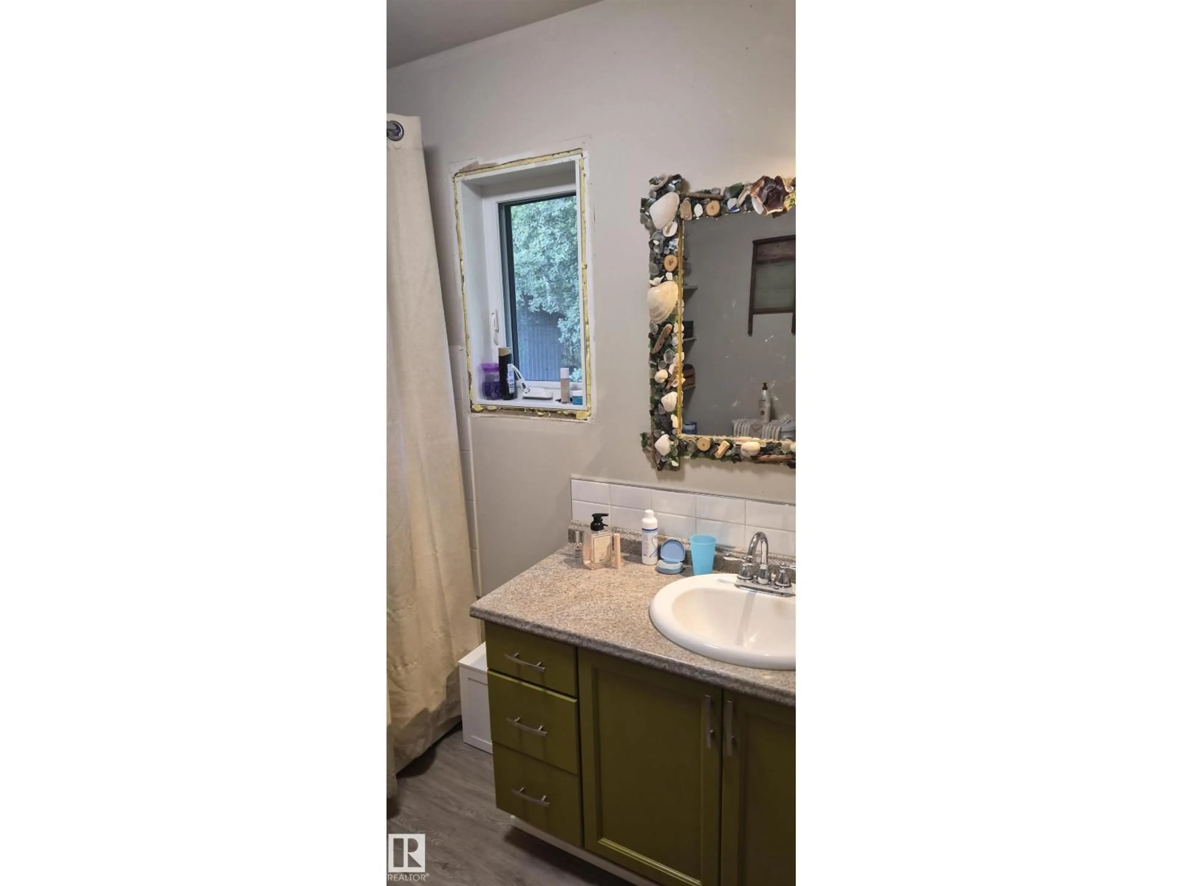 Standard bathroom, ceramic/tile floor for 57130 23, Rural Barrhead County Alberta T0E1A0