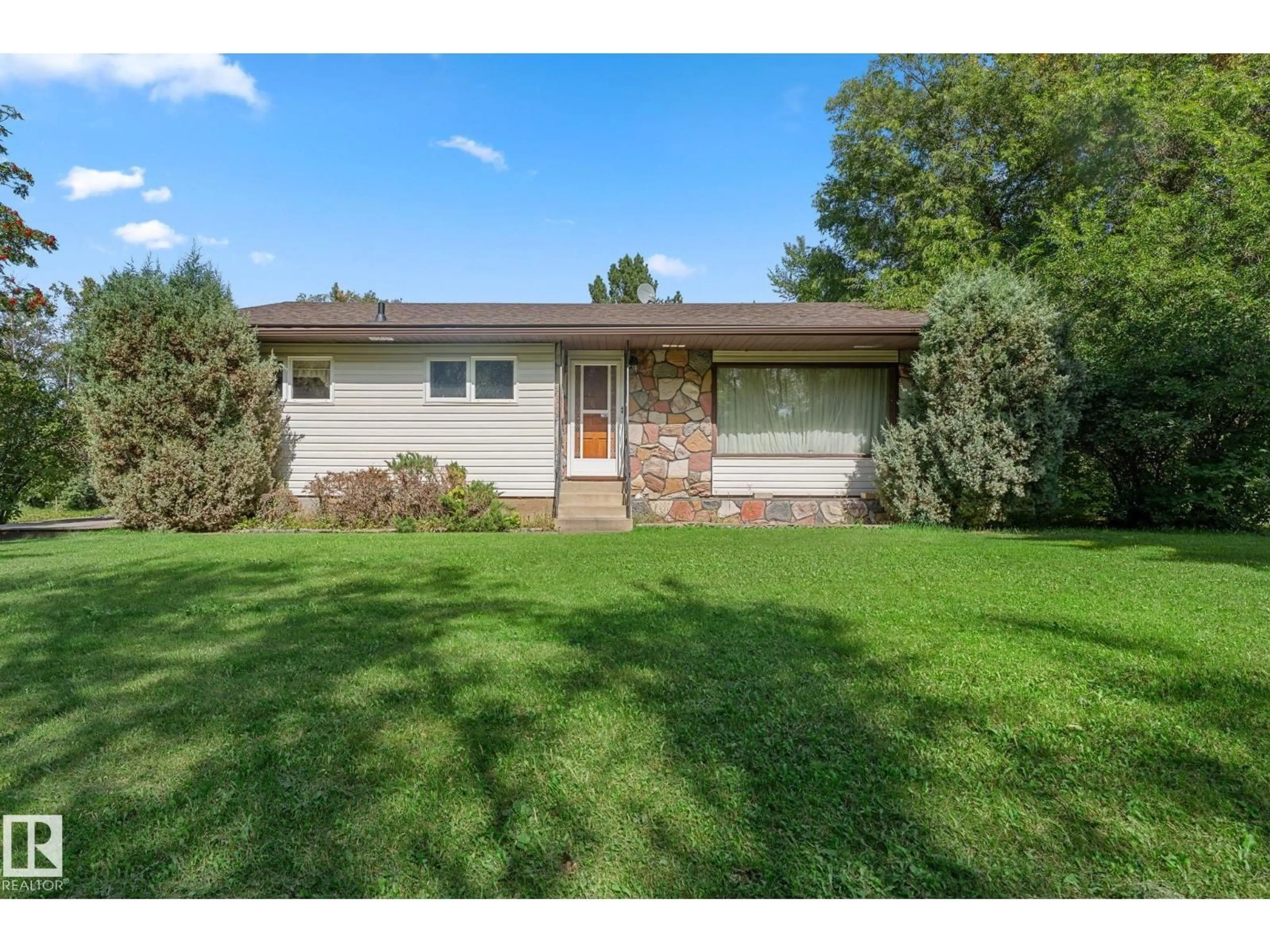 Home with vinyl exterior material, street for 5020 53 AV, Onoway Alberta T0E1V0