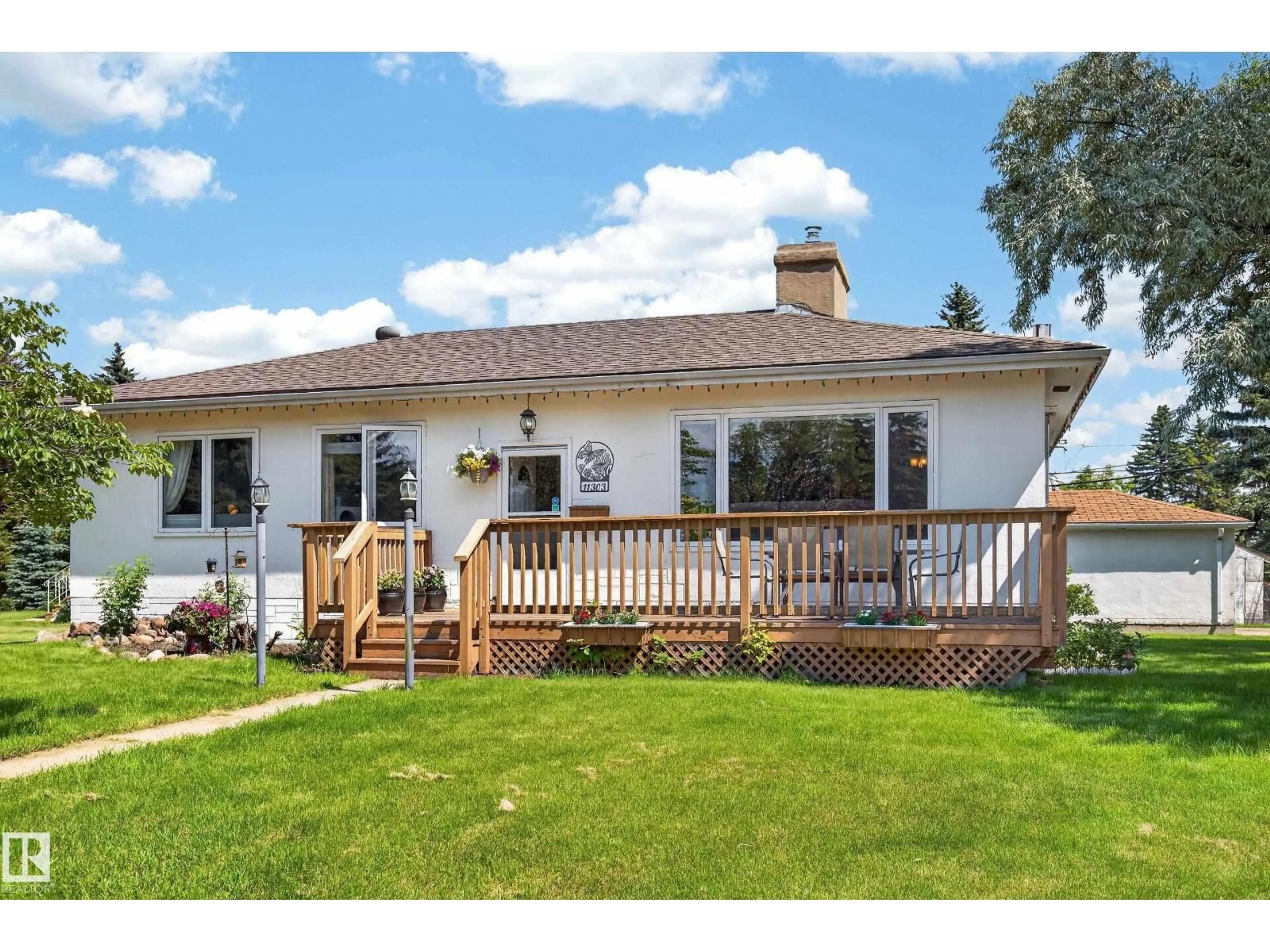 A pic from outside/outdoor area/front of a property/back of a property/a pic from drone, water/lake/river/ocean view for 11303 115 ST NW, Edmonton Alberta T5G2V5