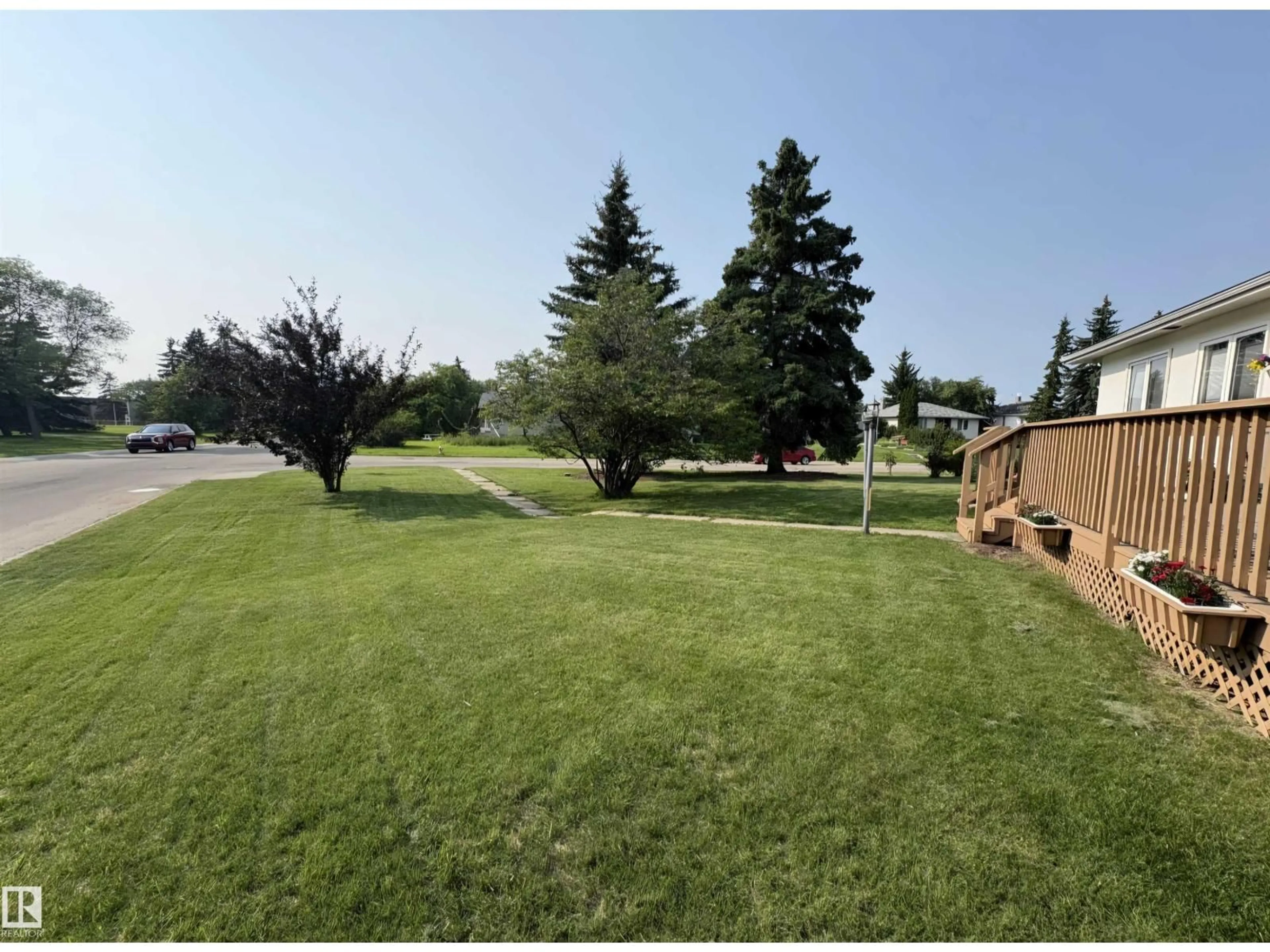 A pic from outside/outdoor area/front of a property/back of a property/a pic from drone, unknown for 11303 115 ST NW, Edmonton Alberta T5G2V5