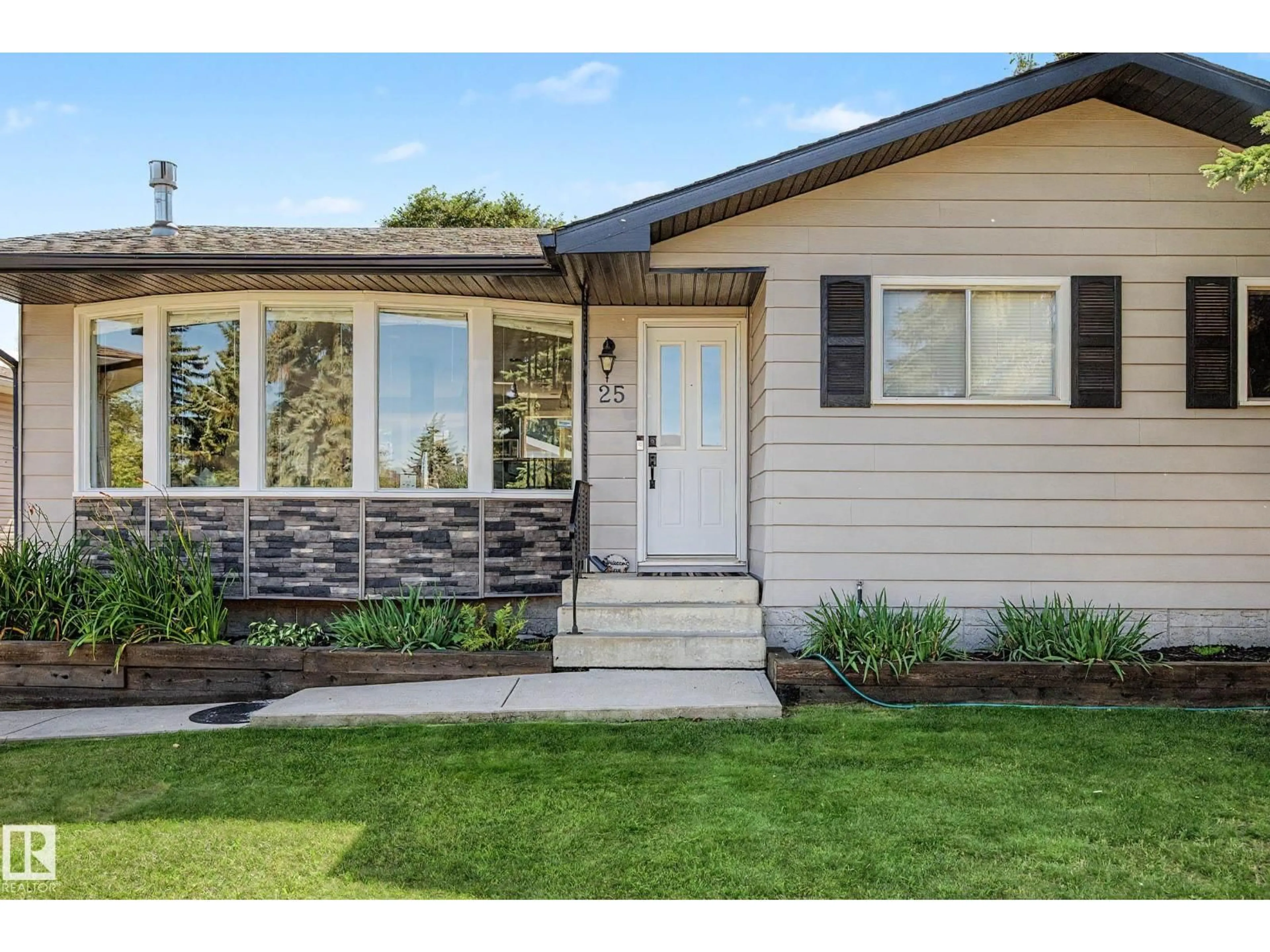 Home with vinyl exterior material, street for 25 GALLOWAY DR, Sherwood Park Alberta T8A2L7