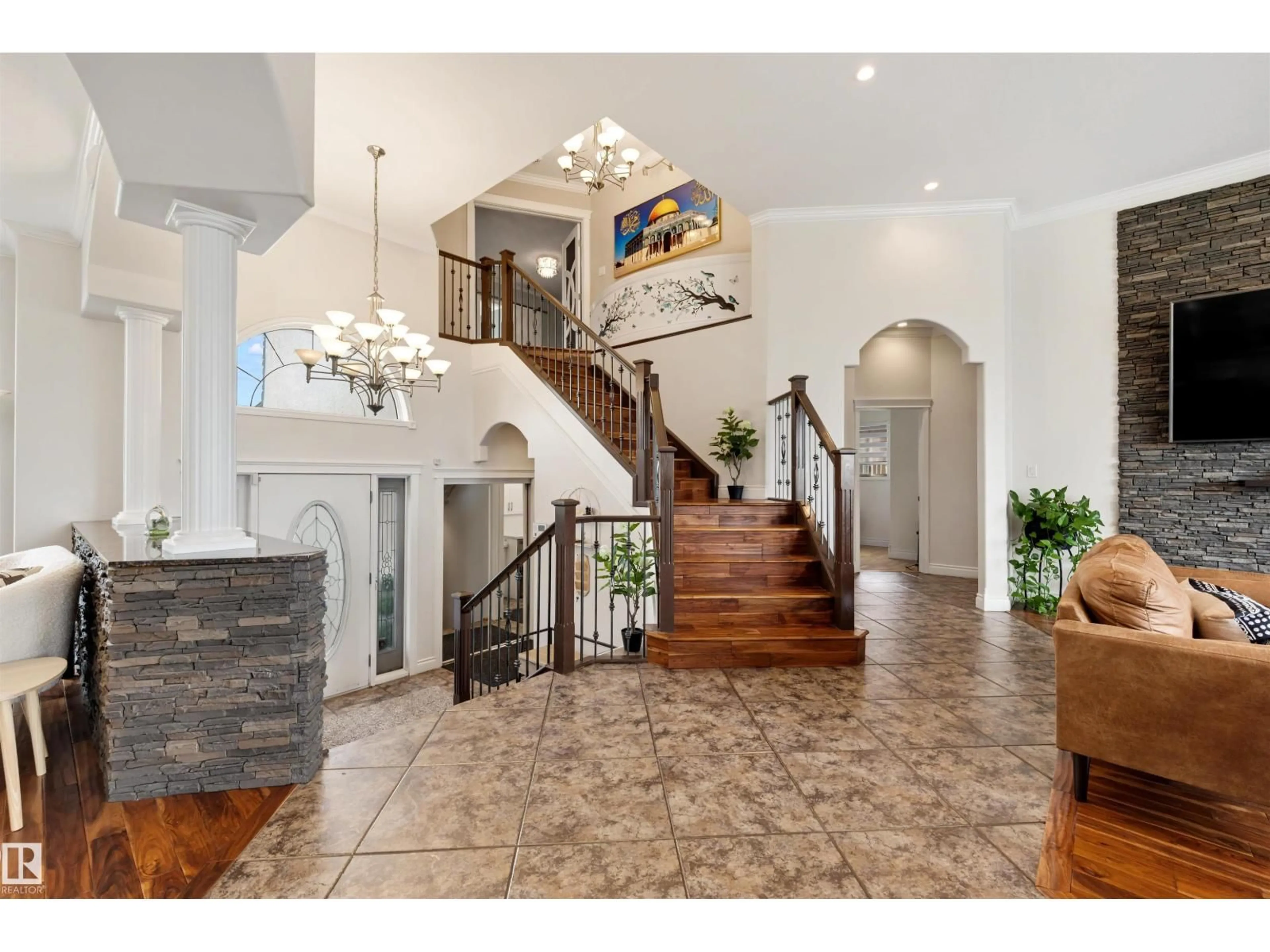 Indoor foyer for 282 OZERNA RD, Edmonton Alberta T5Z3M6
