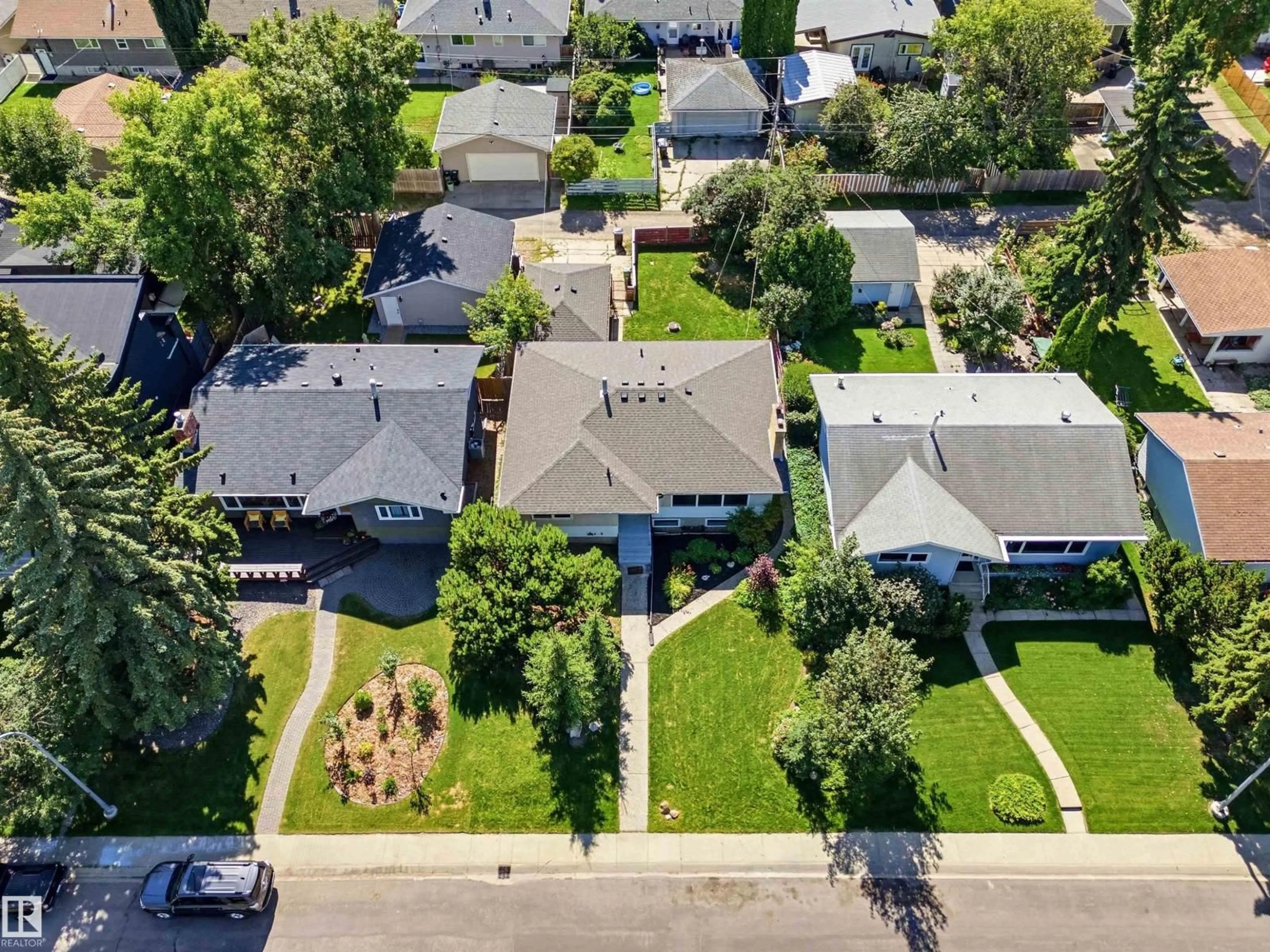 A pic from outside/outdoor area/front of a property/back of a property/a pic from drone, street for 14603 88 AV, Edmonton Alberta T5R4J7