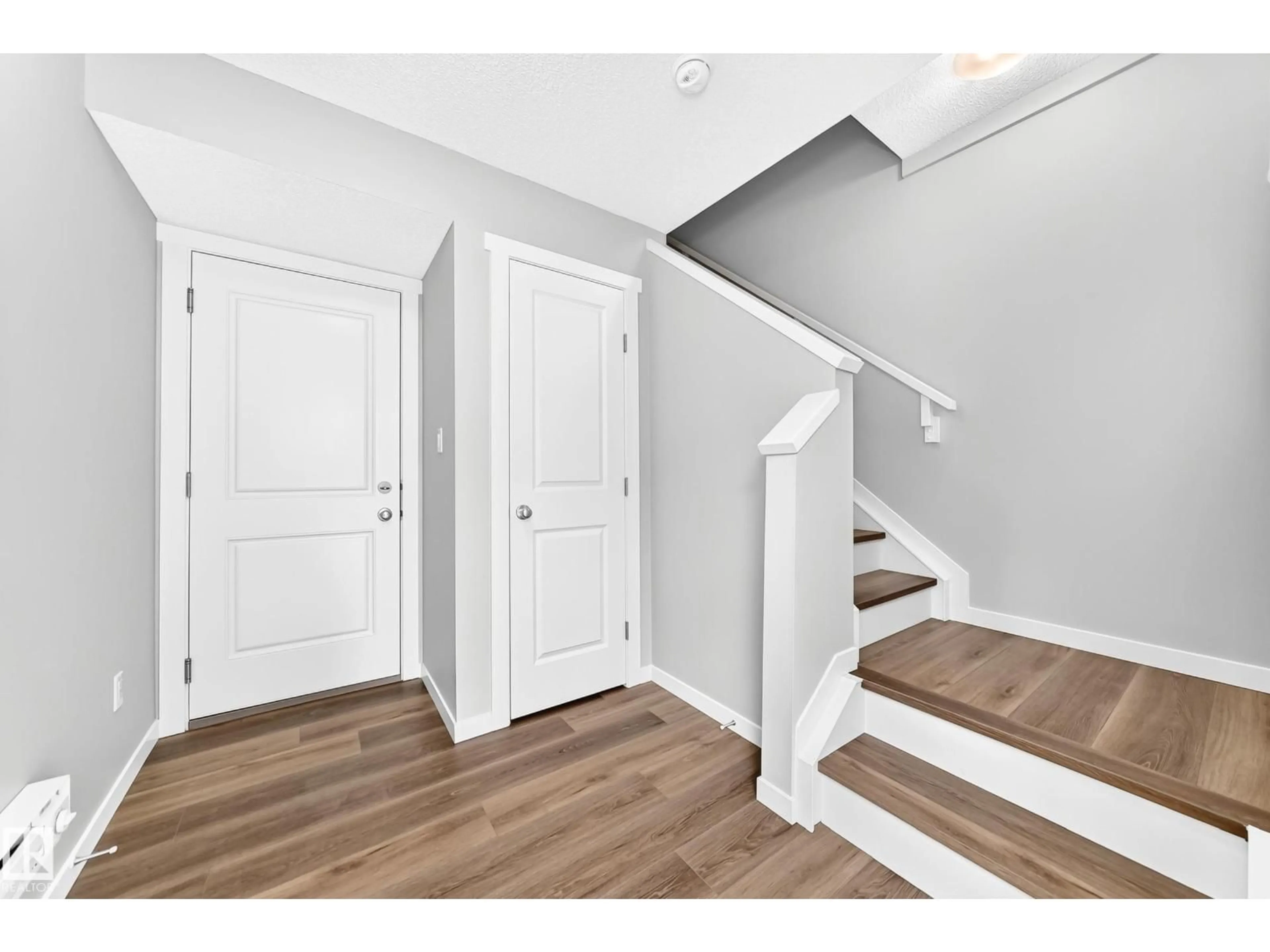 Indoor entryway for 1530 - 117 TAMARACK BV, Edmonton Alberta T6T2E6