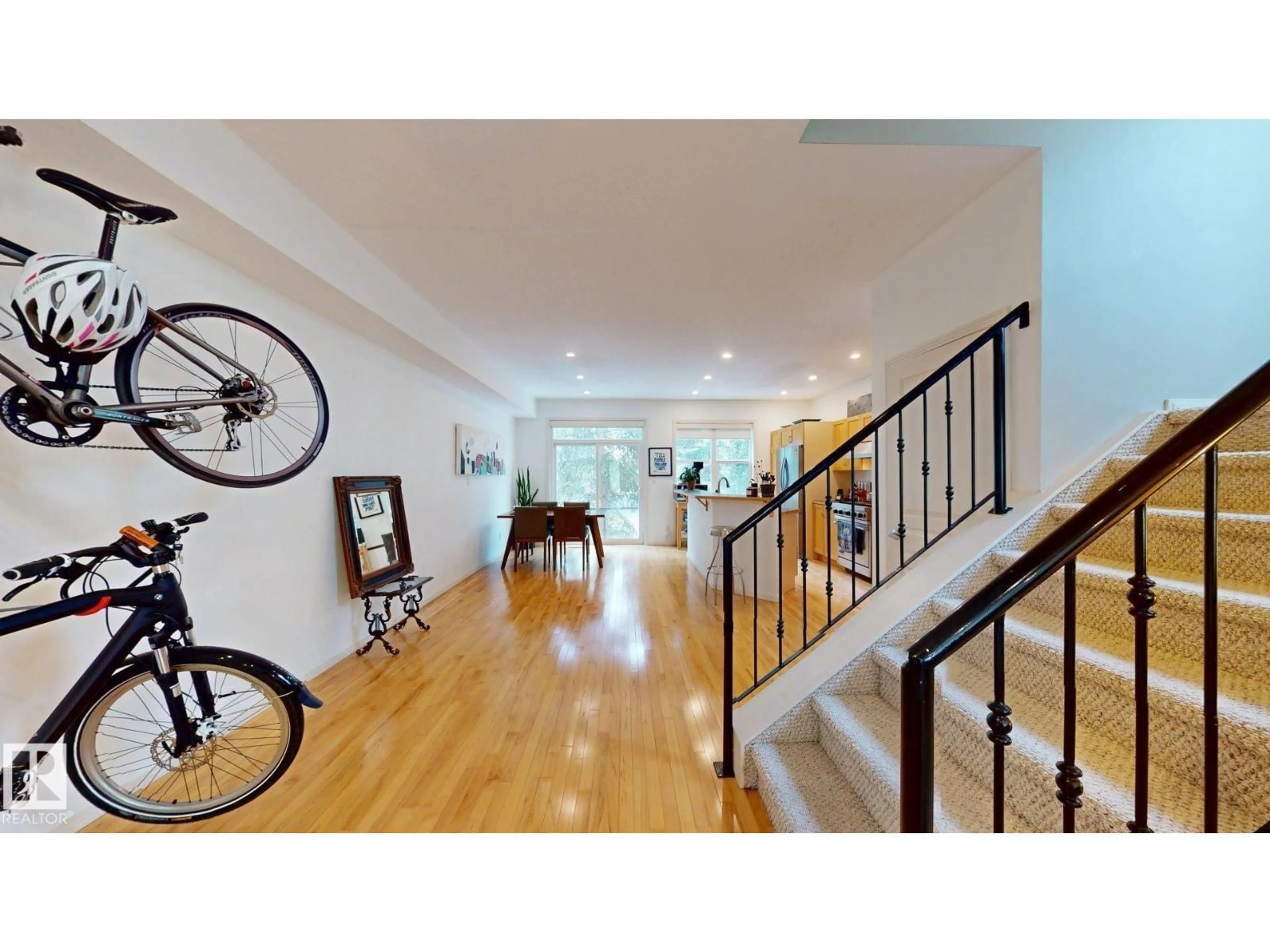 Indoor foyer for NW - 9846 112 ST, Edmonton Alberta T5K1L4