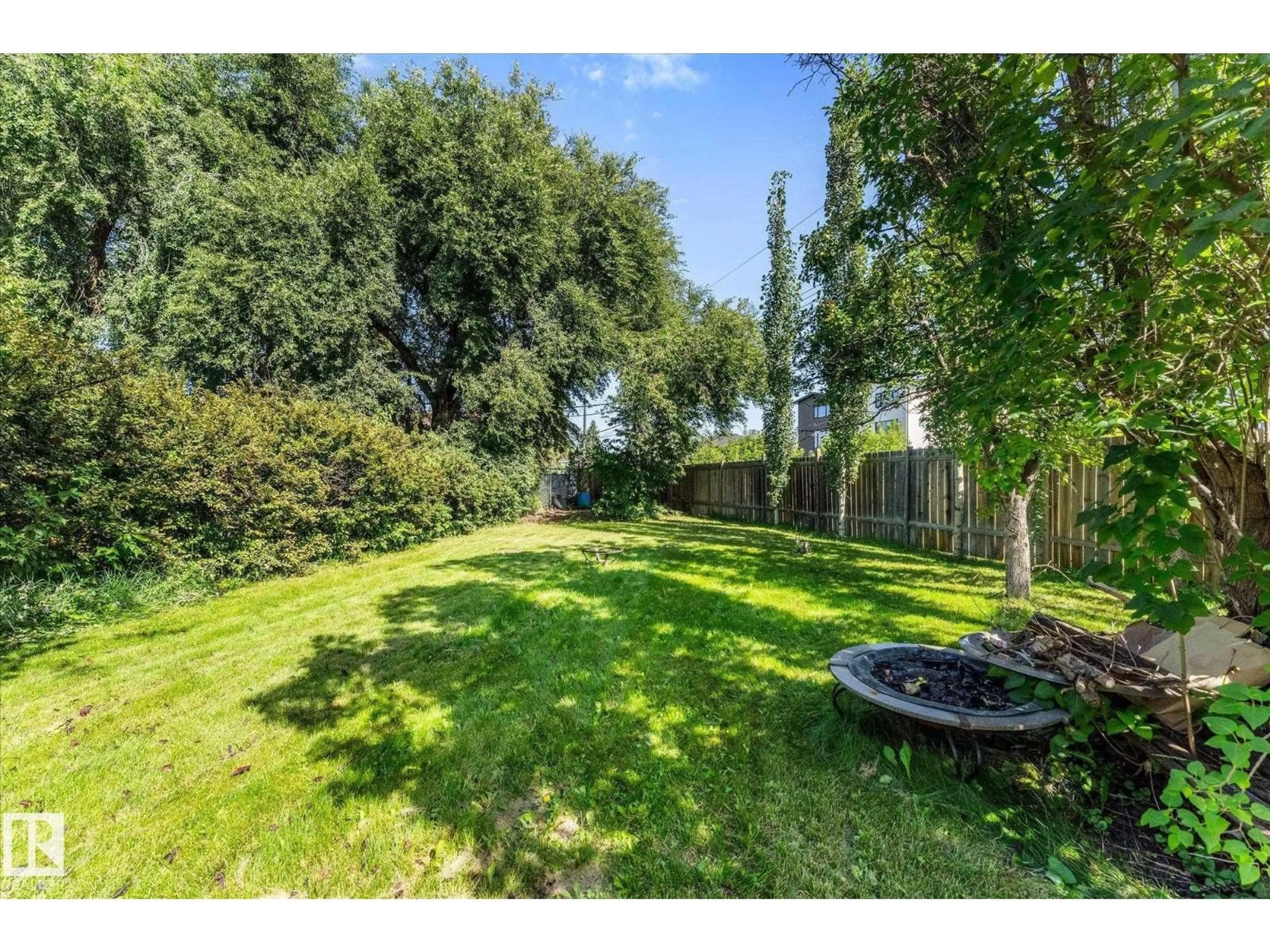 A pic from outside/outdoor area/front of a property/back of a property/a pic from drone, forest/trees view for NW - 6054 107A ST, Edmonton Alberta T6H2Y5