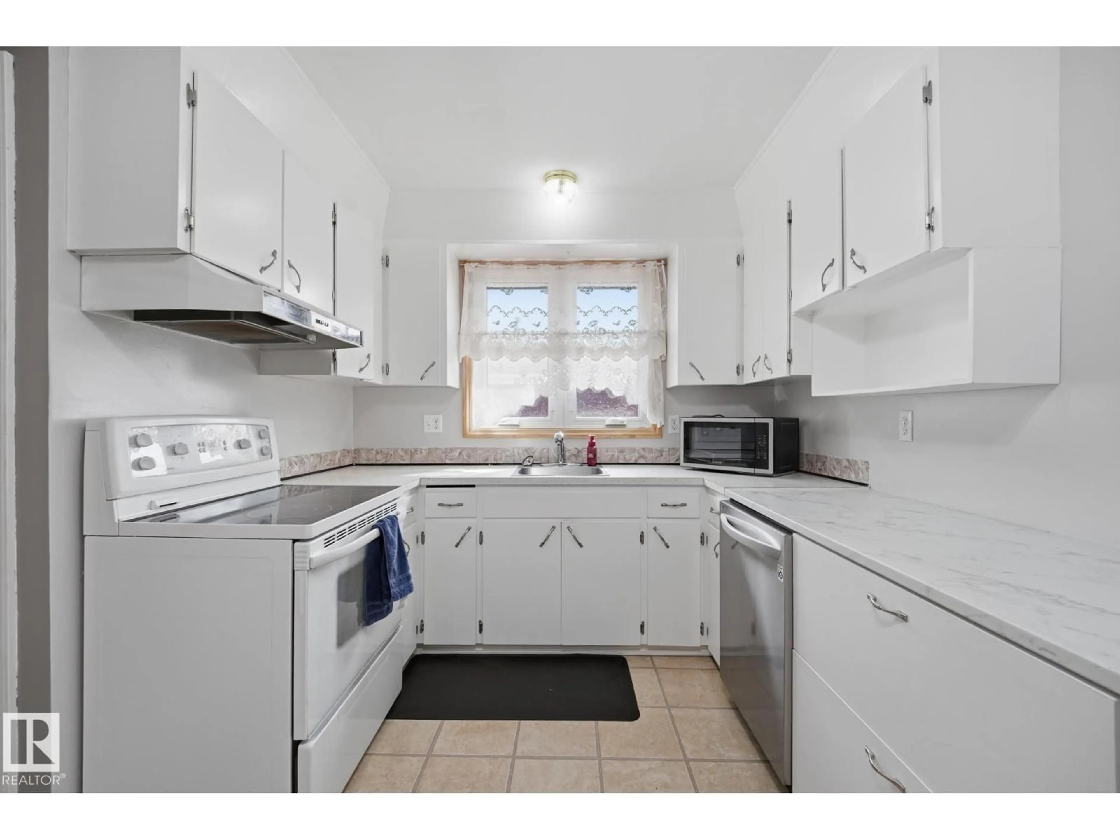 Standard kitchen, unknown for 13304 63 ST, Edmonton Alberta T5A0X1