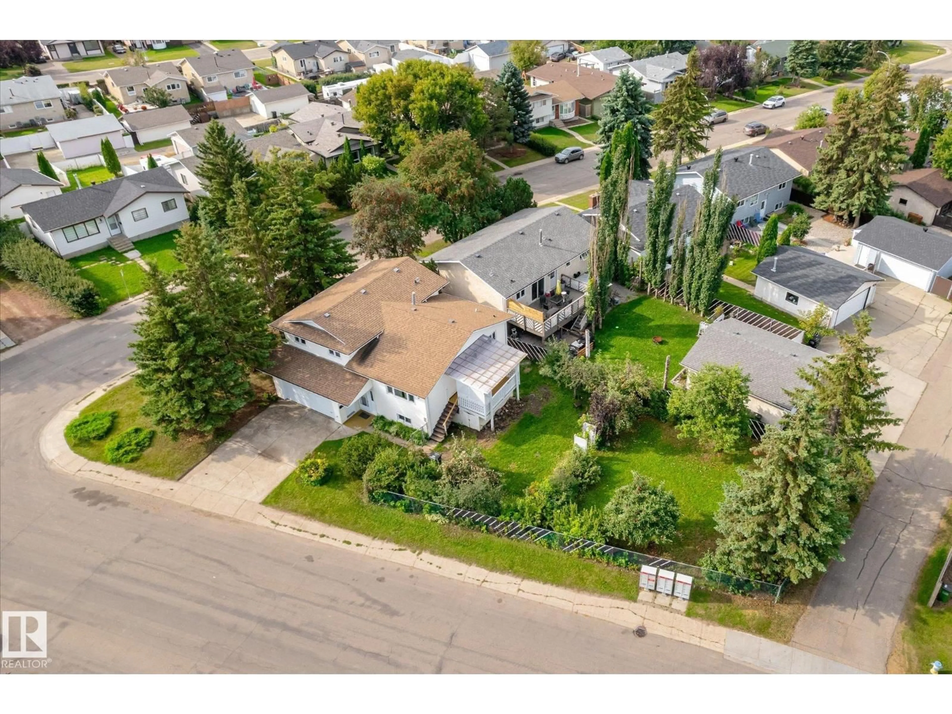 A pic from outside/outdoor area/front of a property/back of a property/a pic from drone, street for NW - 1104 58 ST, Edmonton Alberta T6L6J8