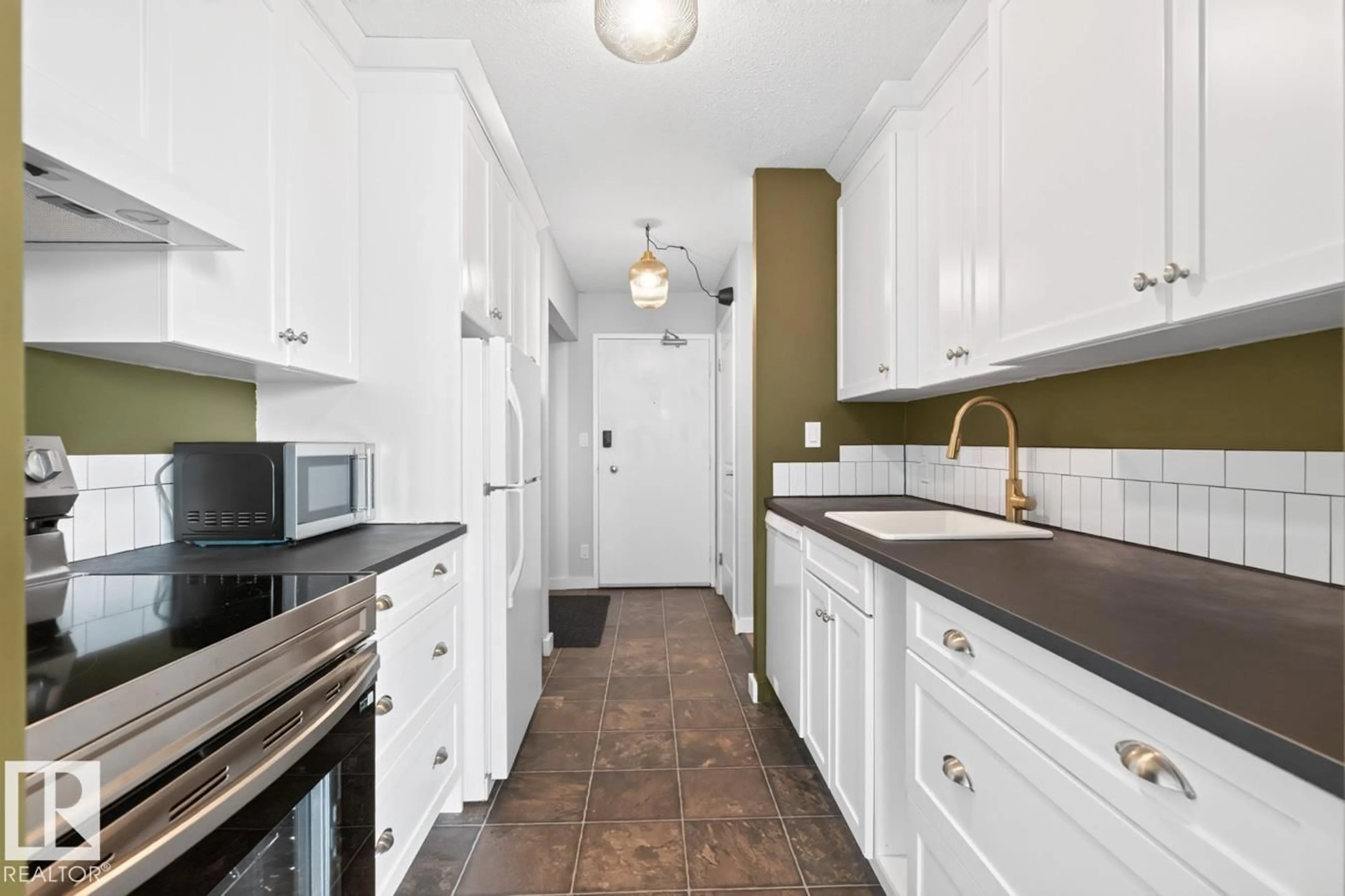Standard kitchen, ceramic/tile floor for NW - 612 11307 99 AV, Edmonton Alberta T5K0H2