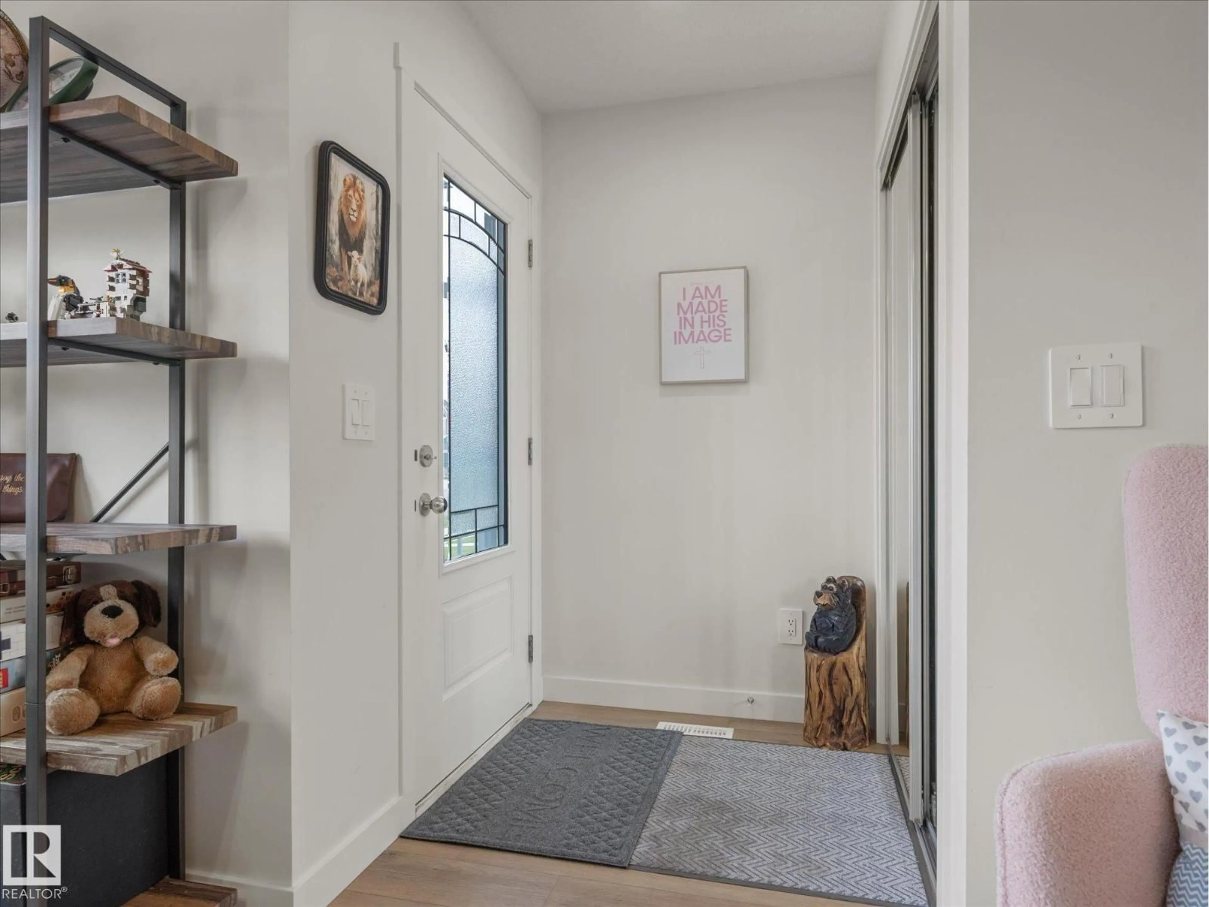 Indoor entryway for 31 NOUVEAU DR, St. Albert Alberta T8N7Z7