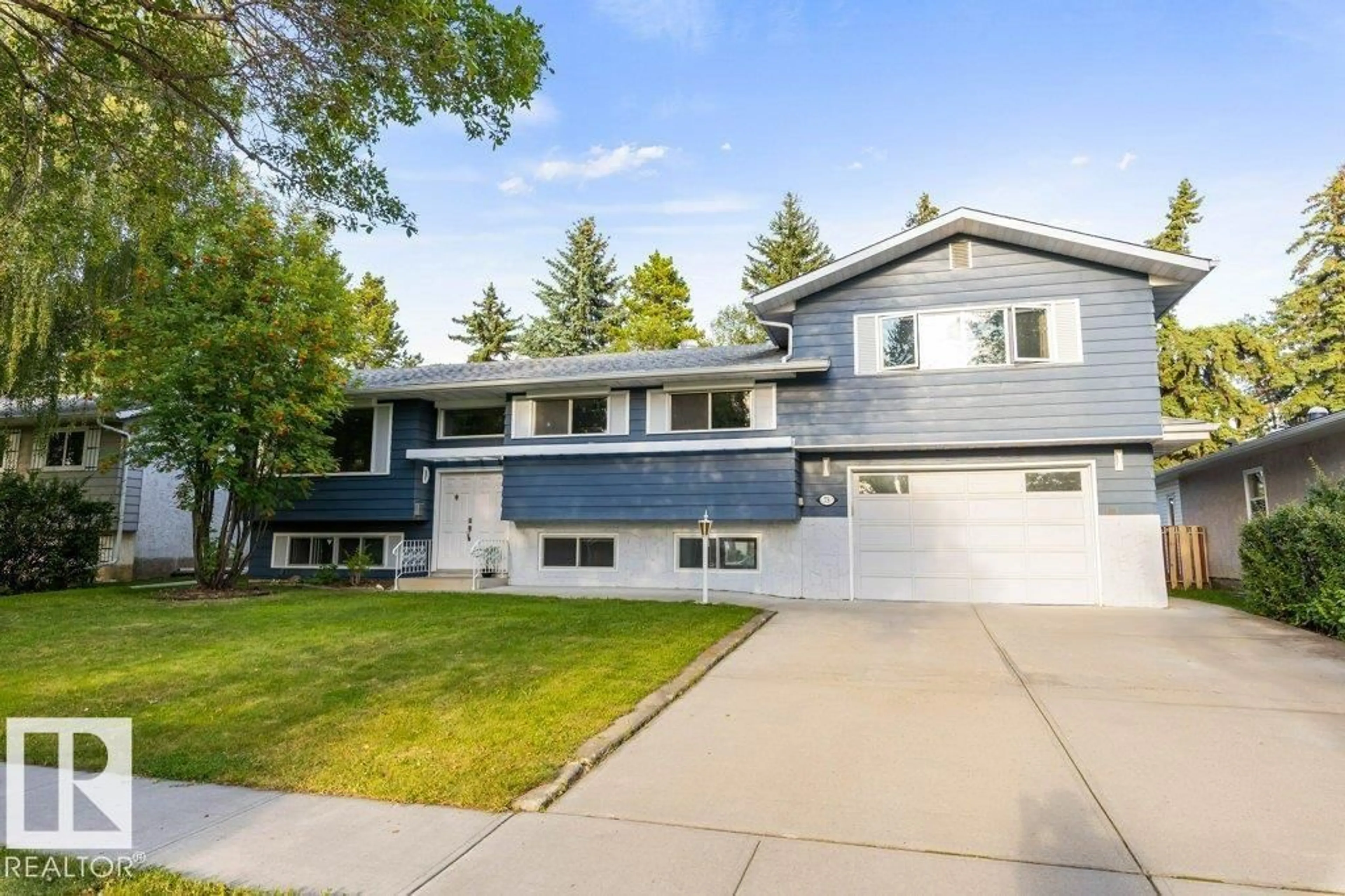 Home with vinyl exterior material, street for 73 LINWOOD CR, St. Albert Alberta T8N1P6