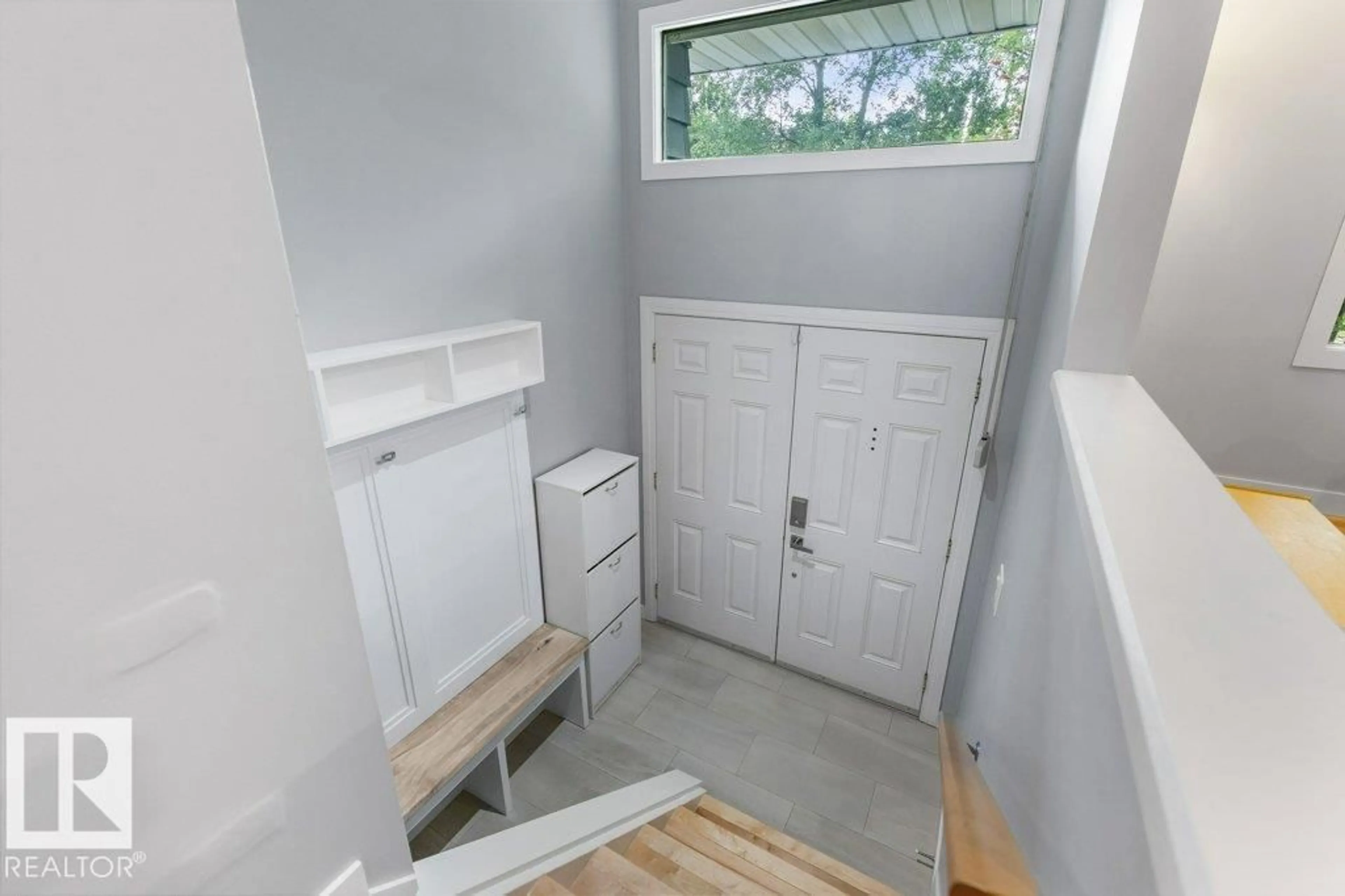 Indoor entryway for 73 LINWOOD CR, St. Albert Alberta T8N1P6