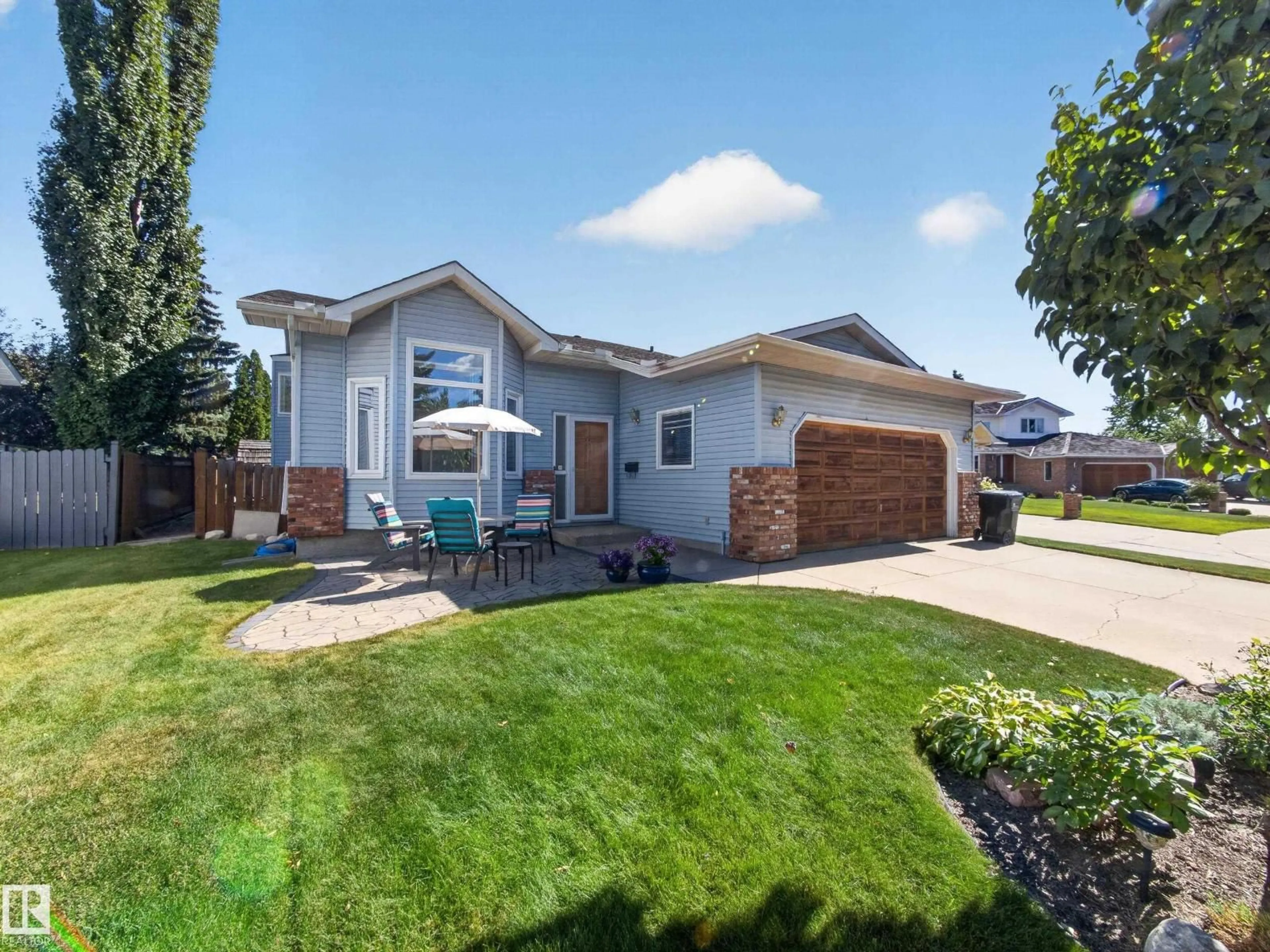 Home with vinyl exterior material, street for 7 KIRKLEES PL, Sherwood Park Alberta T8A5H2