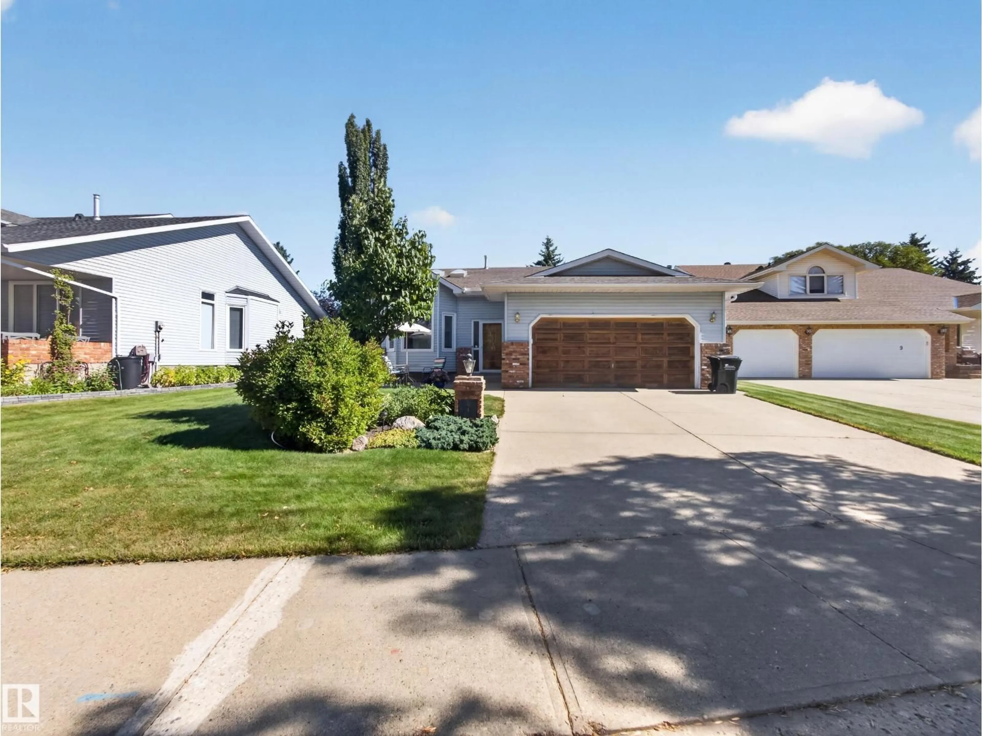 Home with vinyl exterior material, street for 7 KIRKLEES PL, Sherwood Park Alberta T8A5H2