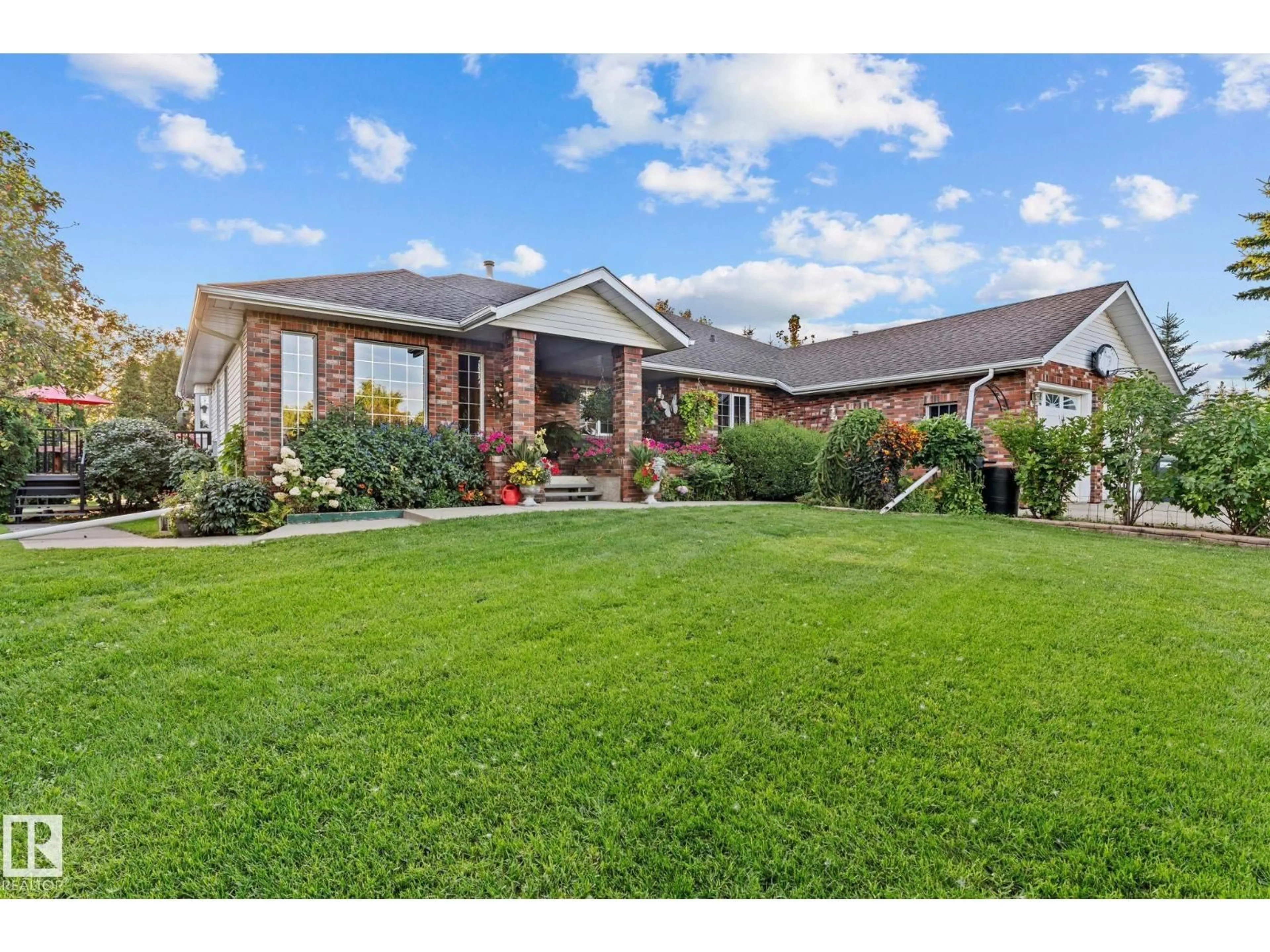A pic from outside/outdoor area/front of a property/back of a property/a pic from drone, street for 54224 RGE ROAD 245, Rural Sturgeon County Alberta T8T0A6