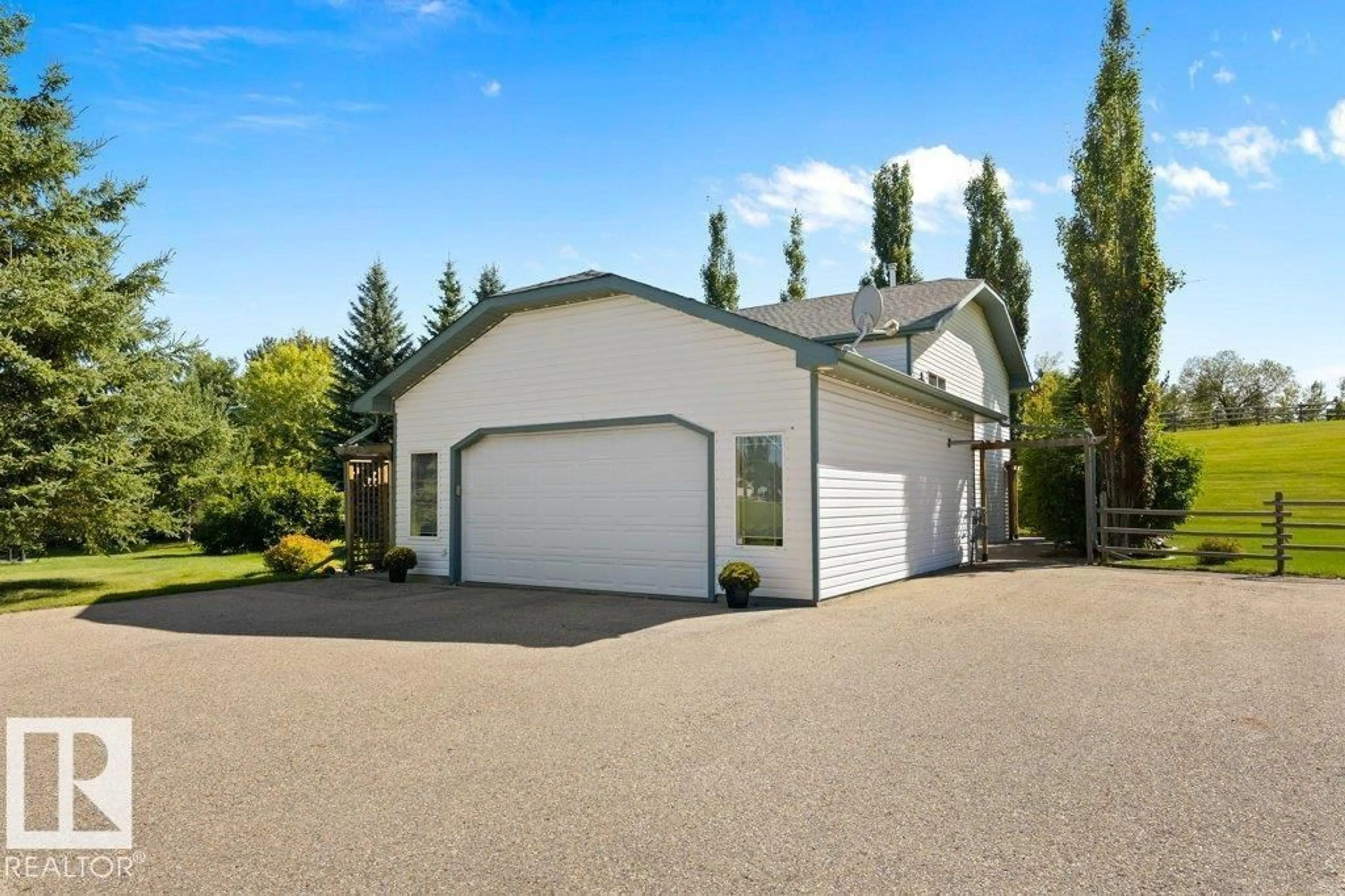Indoor garage for 53310 - 49 RGE ROAD 15, Rural Parkland County Alberta T7Y0C3