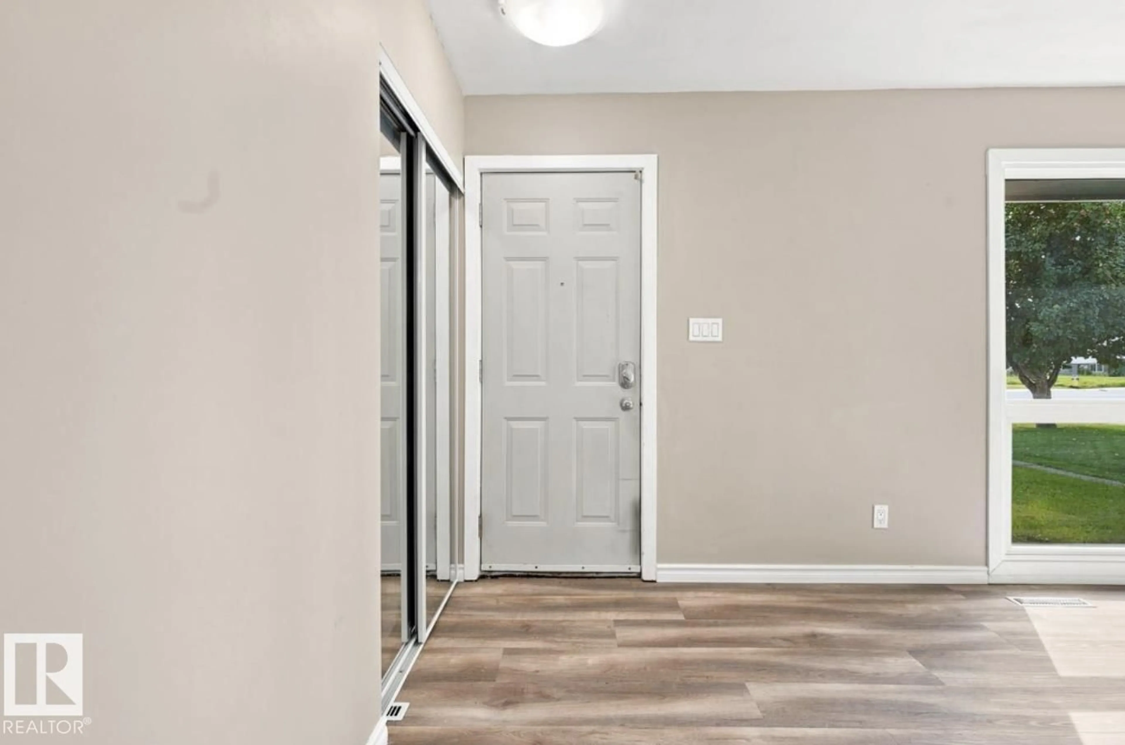 Indoor entryway for 15812 110A AV, Edmonton Alberta T5P1H7