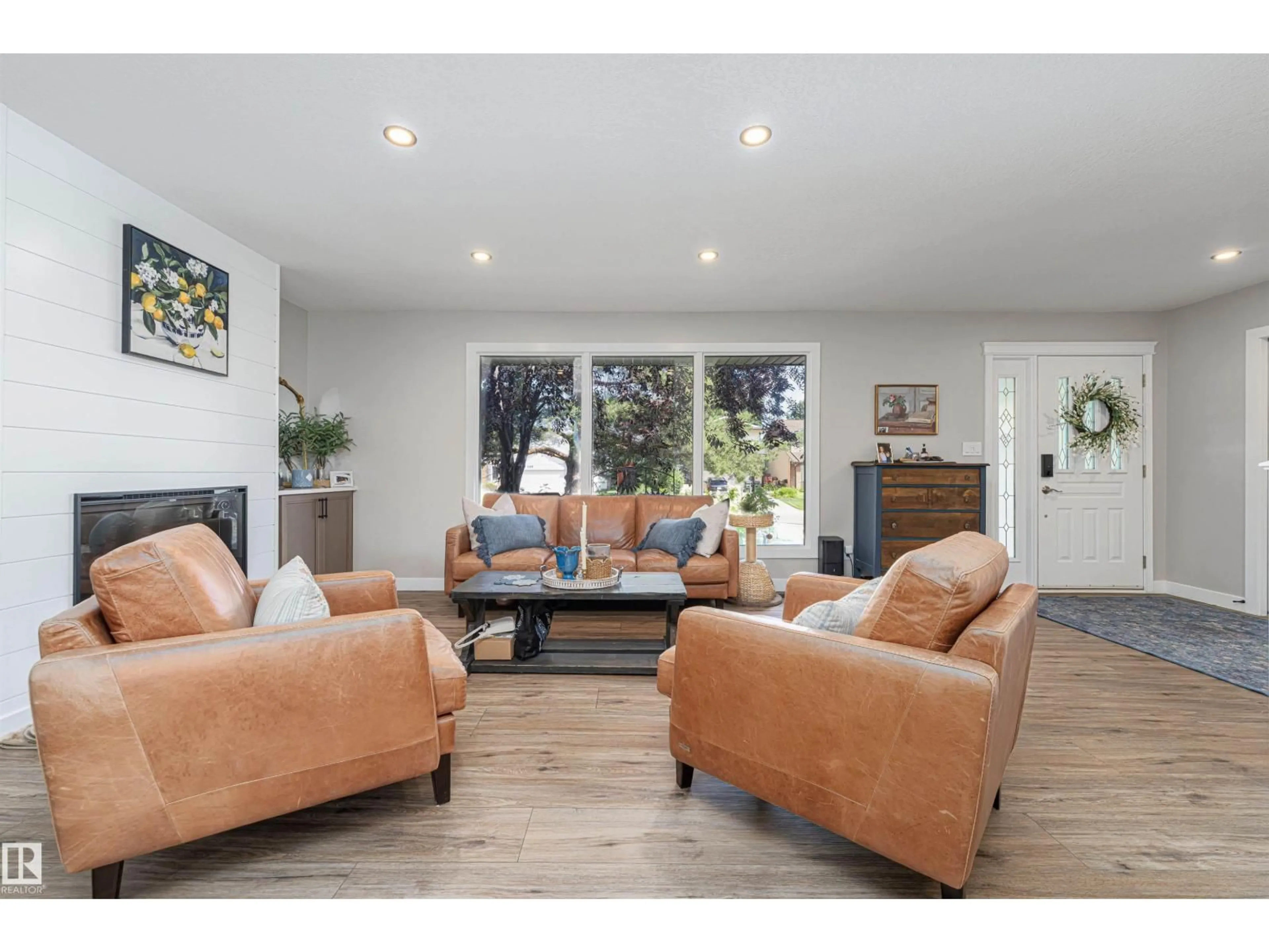Living room with furniture, unknown for 79 WOODSTOCK DR, Sherwood Park Alberta T8A4C2