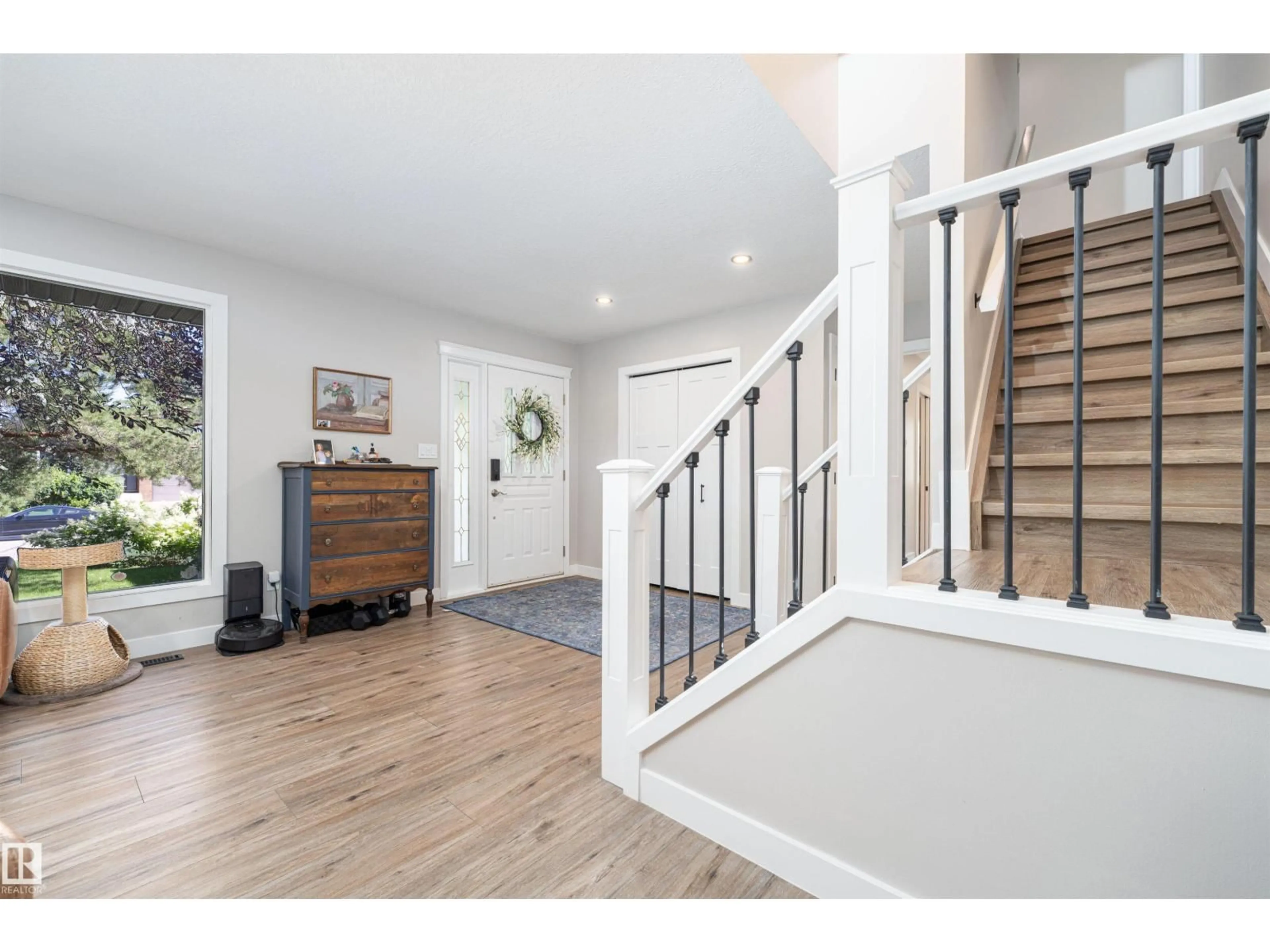 Indoor entryway for 79 WOODSTOCK DR, Sherwood Park Alberta T8A4C2