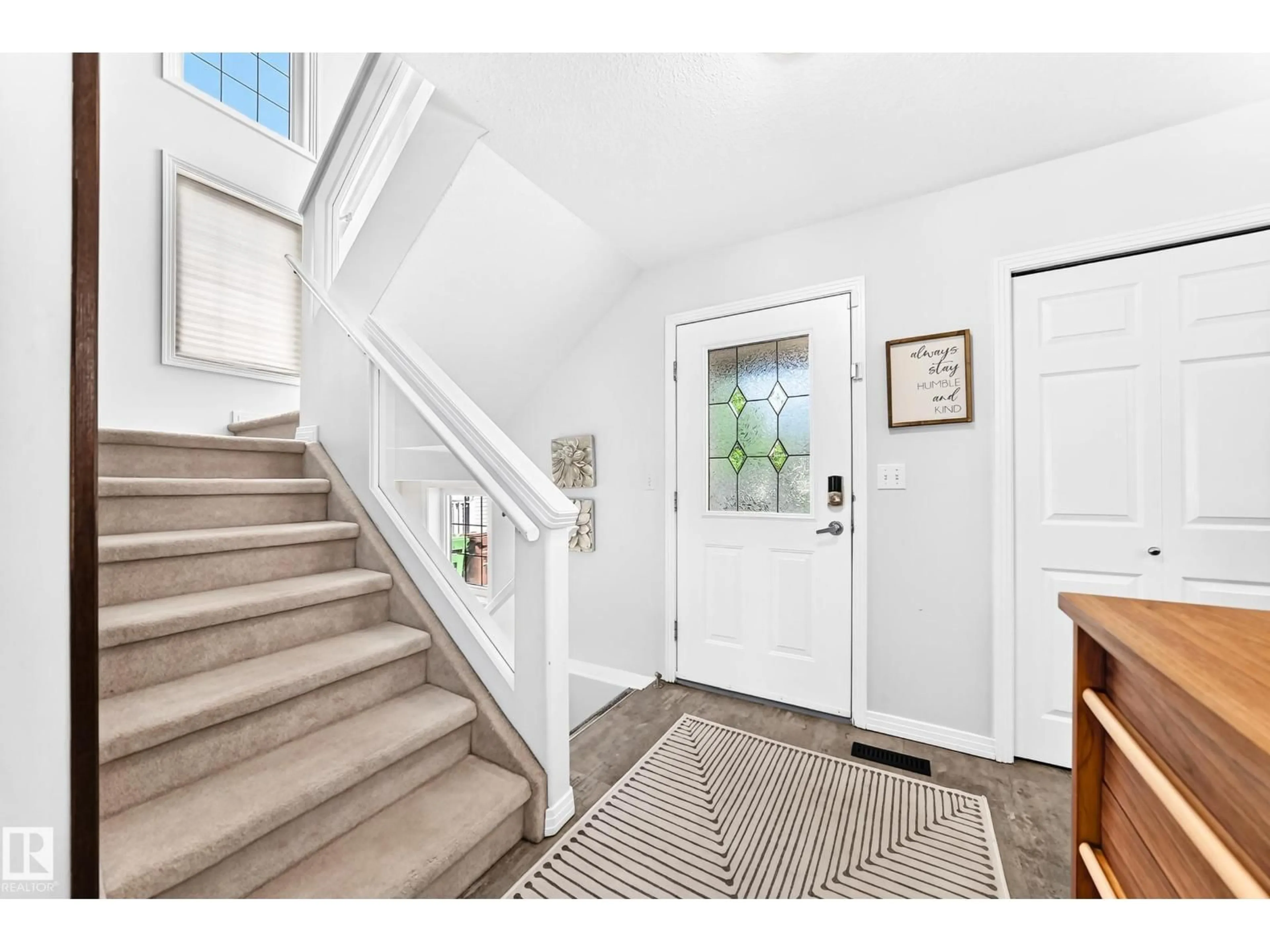 Indoor entryway for 9 ESCADA CL, St. Albert Alberta T8N6X5