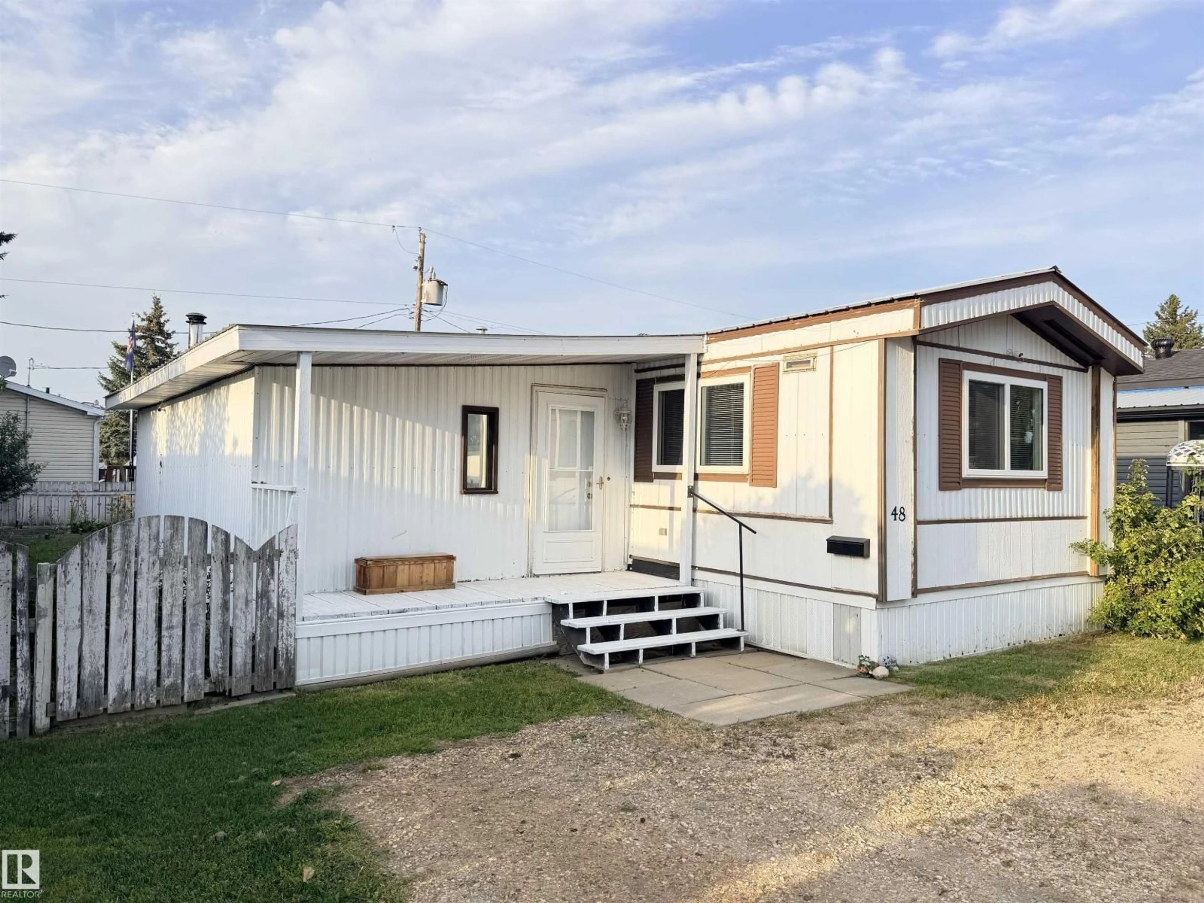 Home with vinyl exterior material, street for 9501 - 48 104 AV, Westlock Alberta T7P1M7
