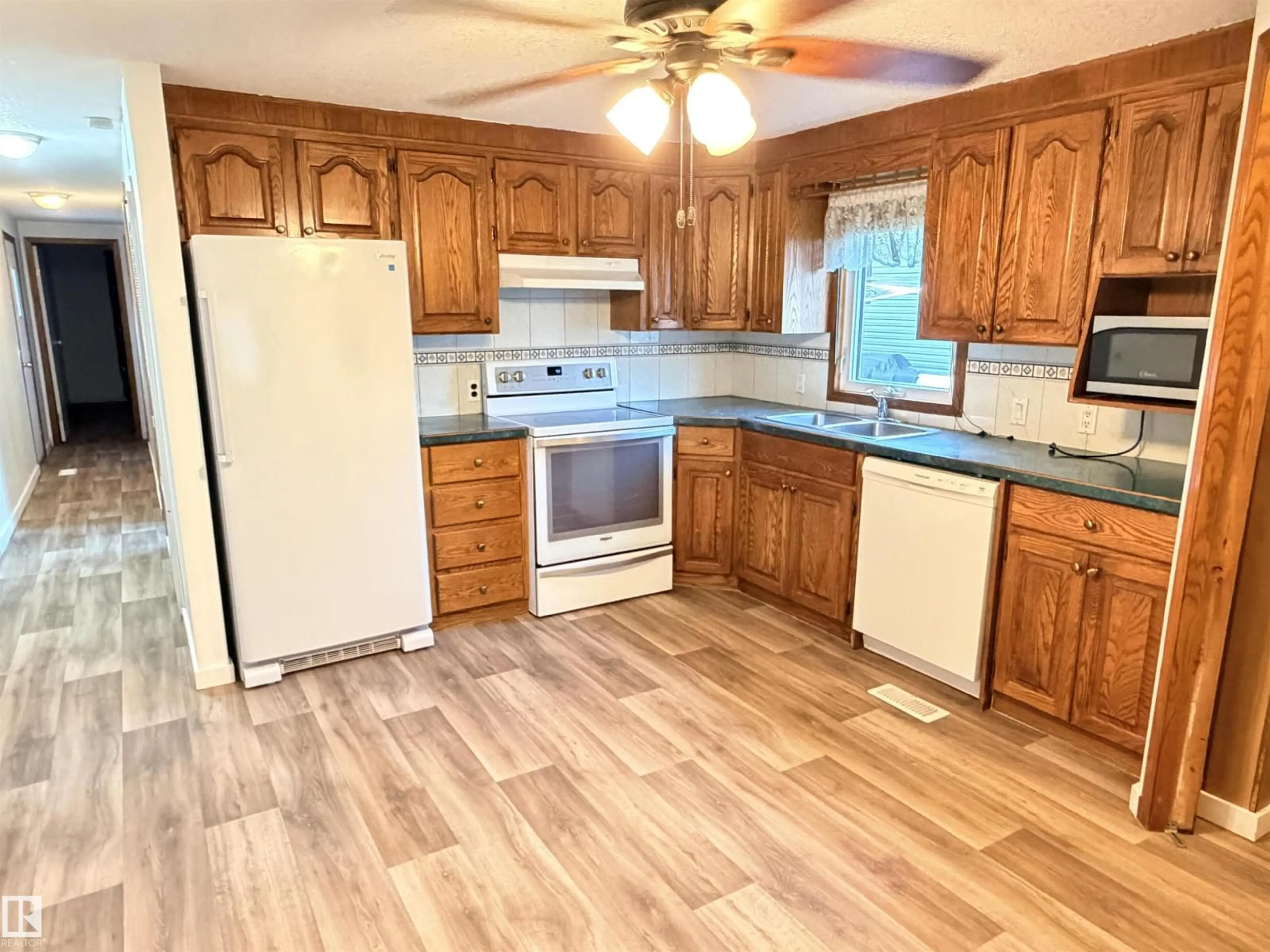 Standard kitchen, unknown for 9501 - 48 104 AV, Westlock Alberta T7P1M7