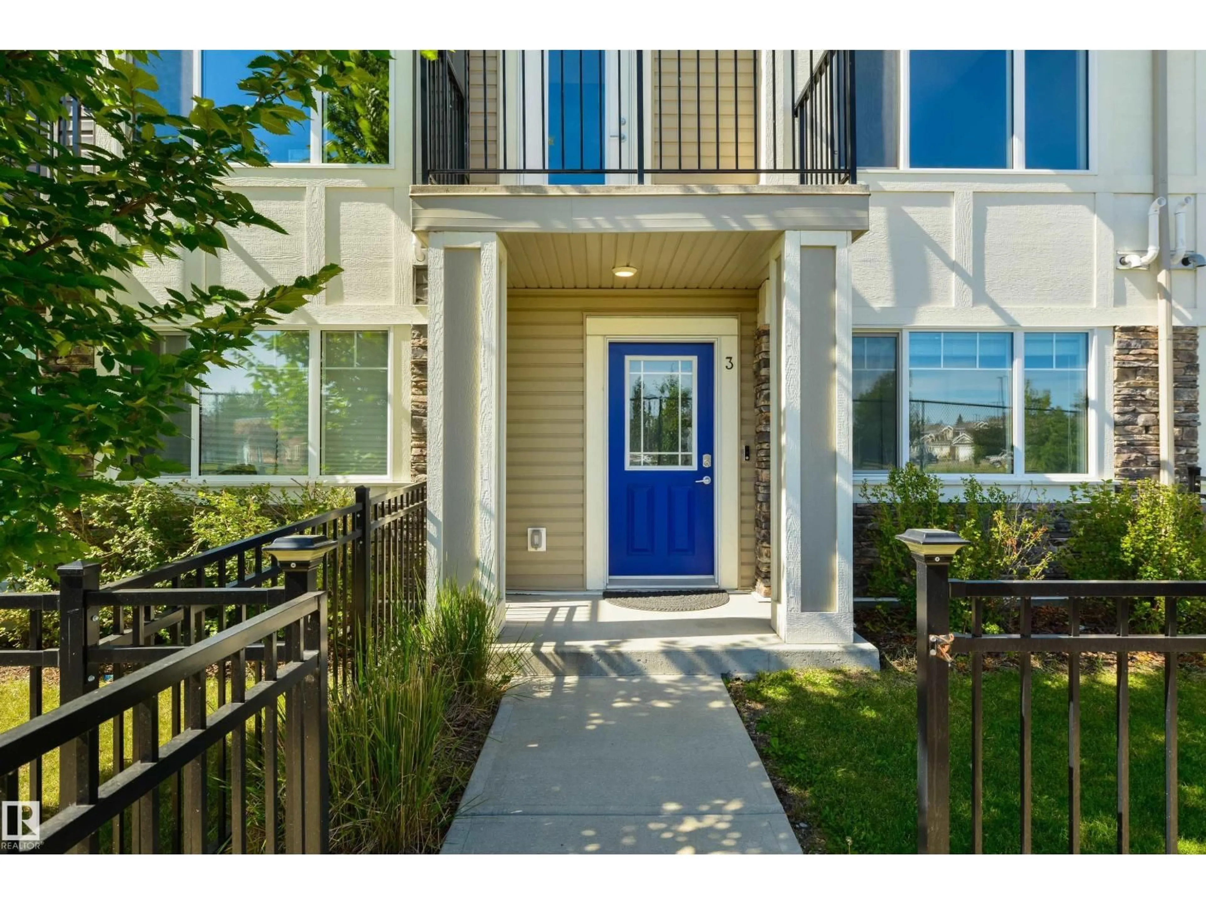 Indoor entryway for #3 - 11373 12 AV, Edmonton Alberta T6J5V2