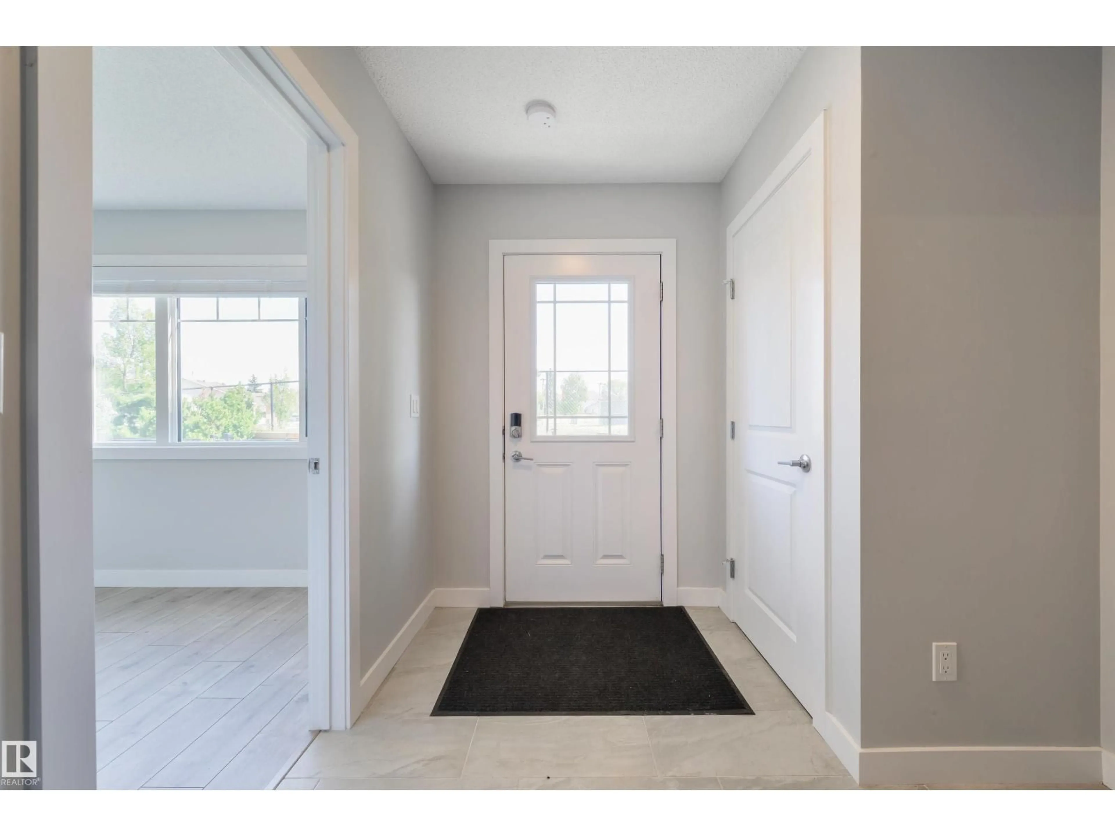 Indoor entryway for #3 - 11373 12 AV, Edmonton Alberta T6J5V2