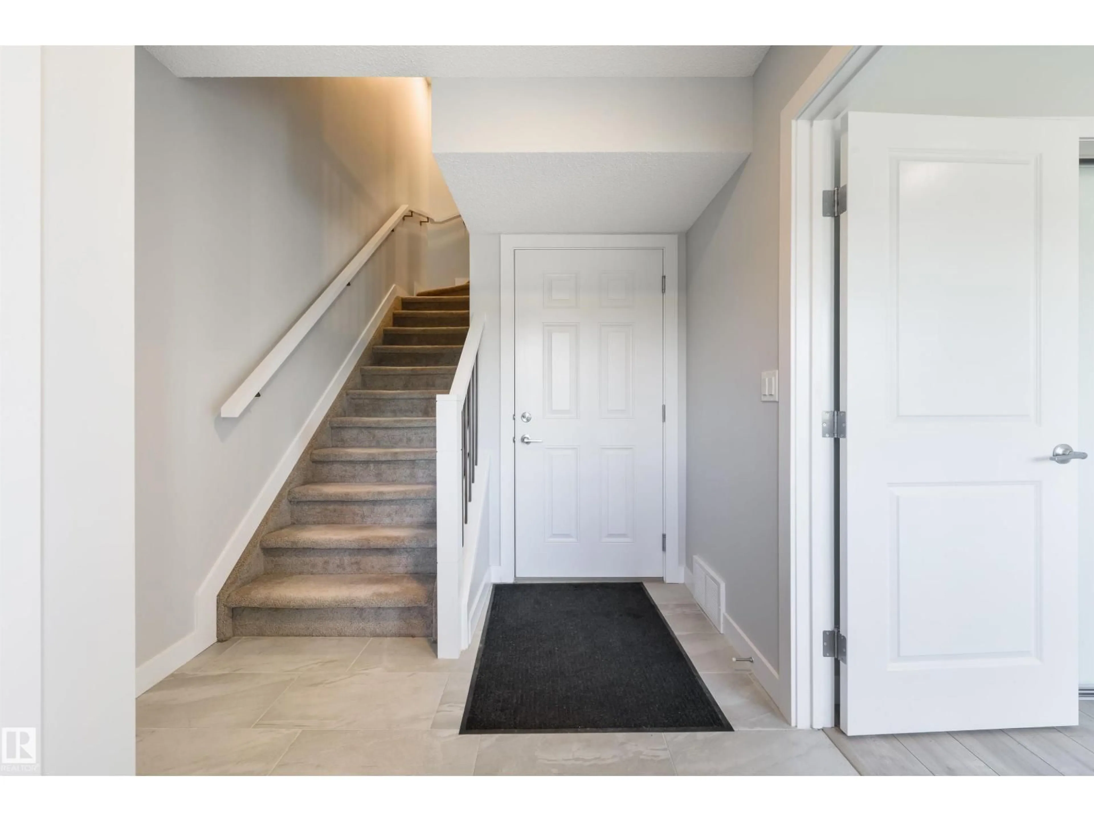 Indoor entryway for #3 - 11373 12 AV, Edmonton Alberta T6J5V2