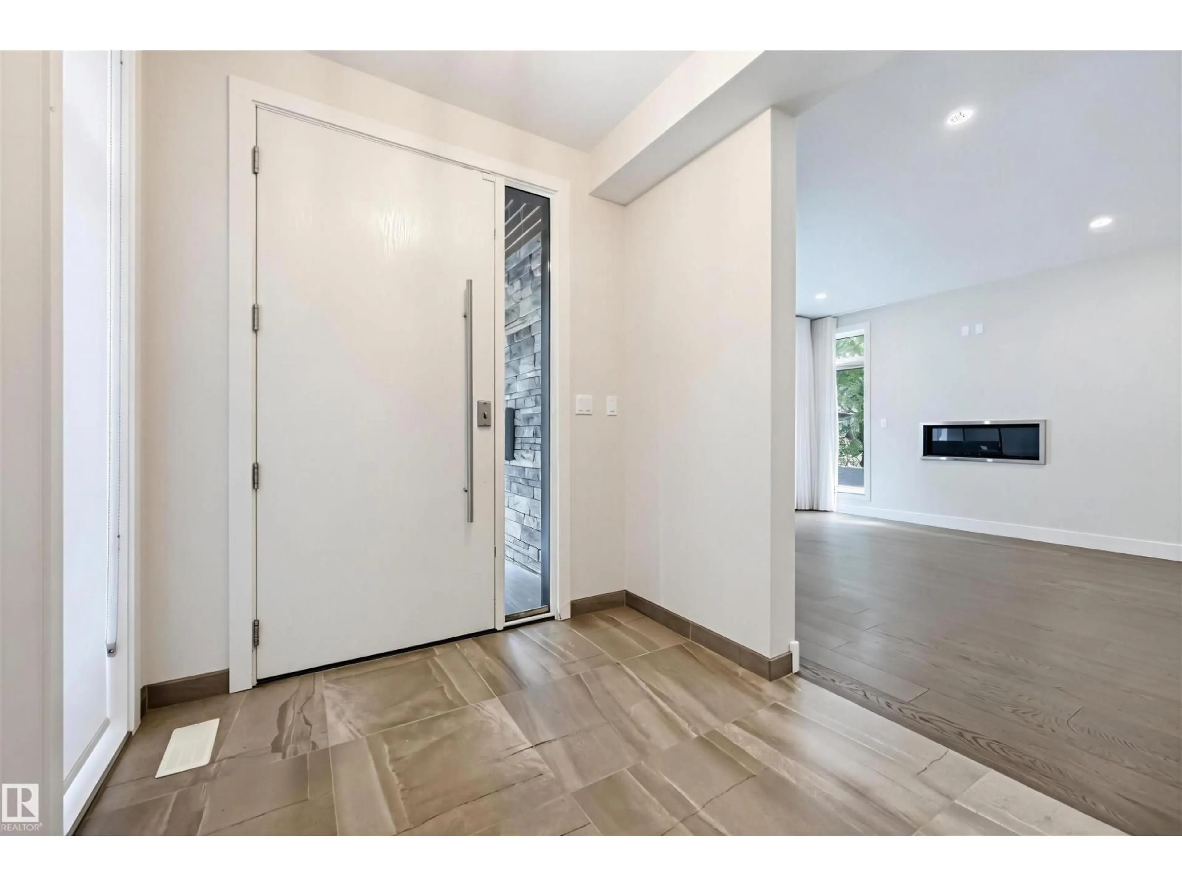 Indoor entryway for 11109 UNIVERSITY AV, Edmonton Alberta T6G1Y5