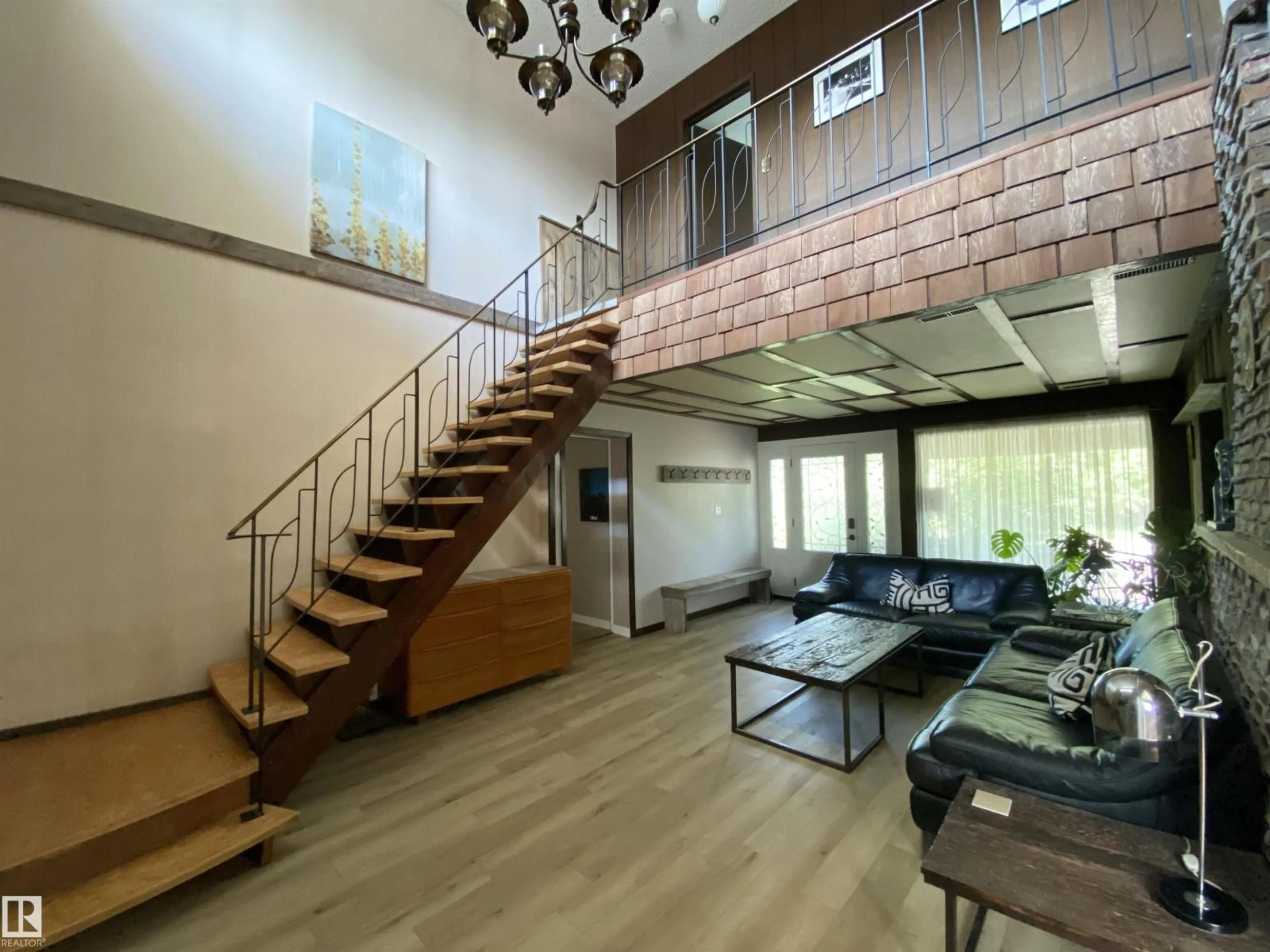 Indoor foyer for NW - 12137 50 ST, Edmonton Alberta T5W3C6