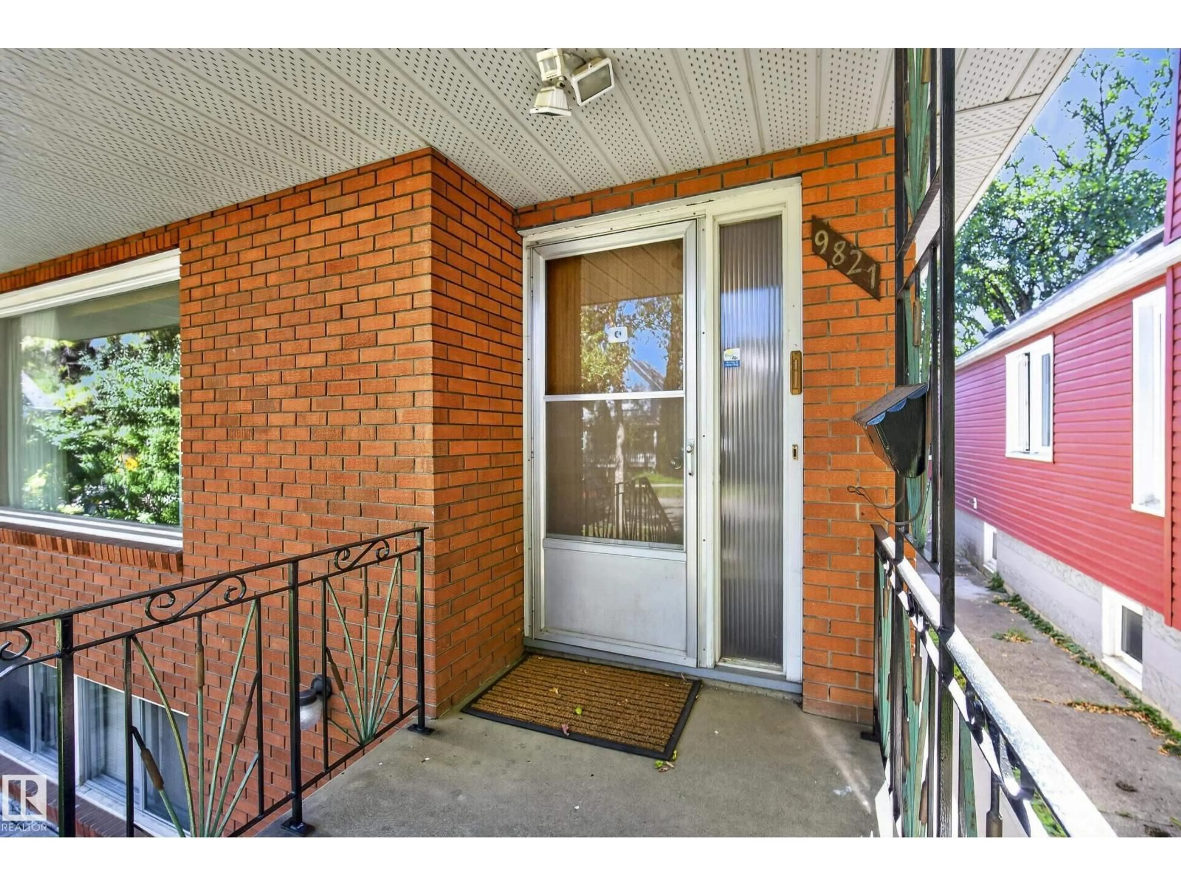 Indoor entryway for NW - 9821 83 AV, Edmonton Alberta T6E2B8