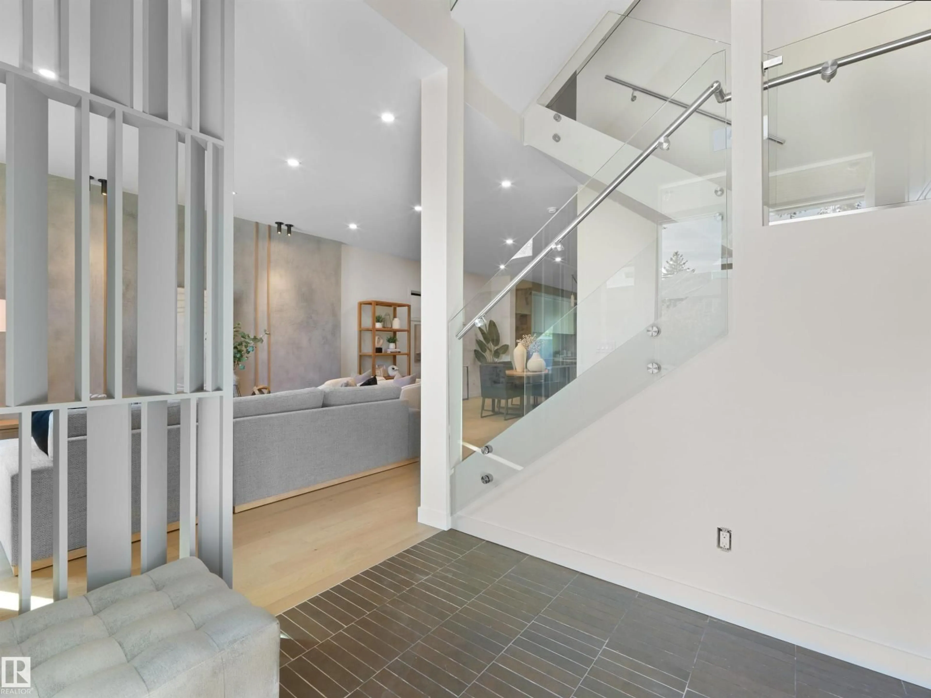 Indoor foyer for 8318 120 ST NW, Edmonton Alberta T6G1X2