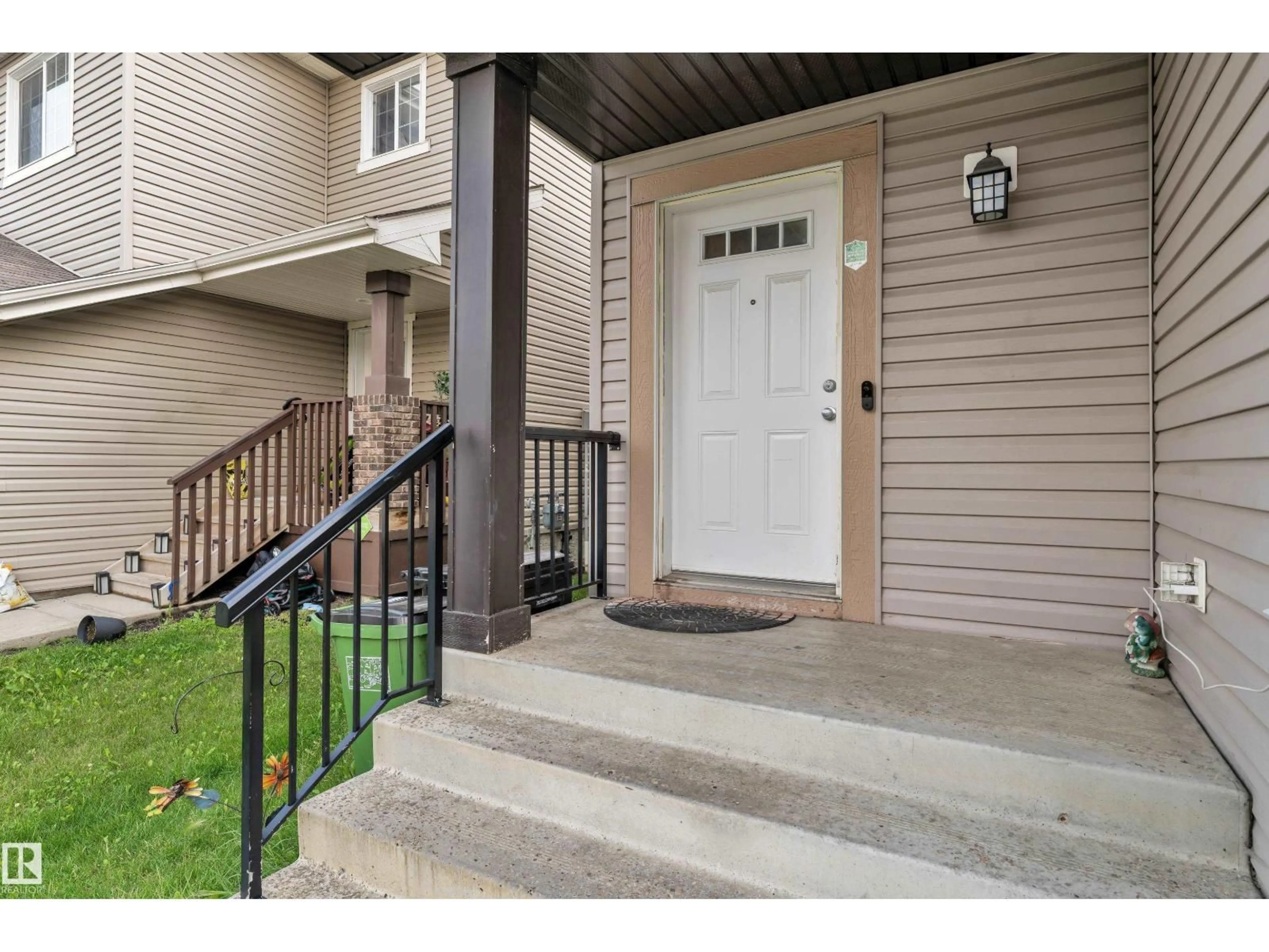 Indoor entryway for 3113 16A AV, Edmonton Alberta T6T0P7